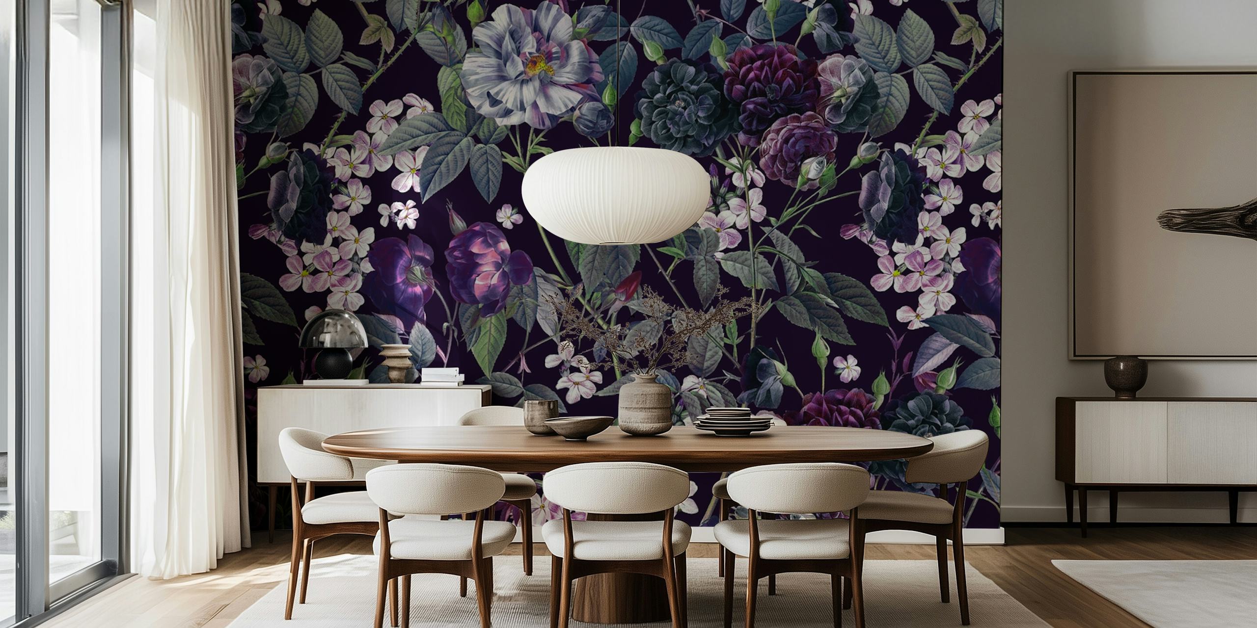 Tamni, bujni ružičnjak noću zidni mural koji prikazuje bogato cvijeće i lišće.