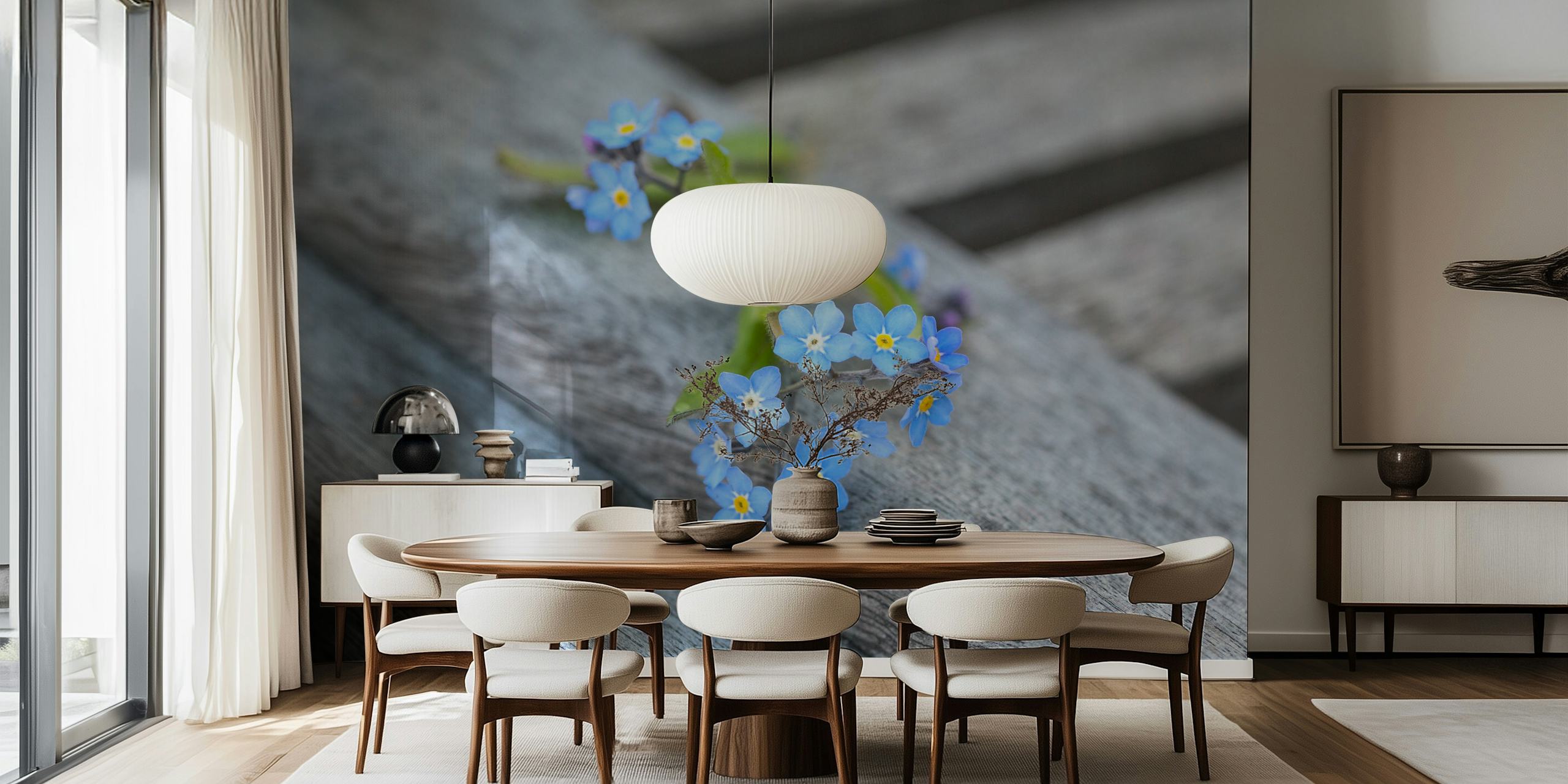 Vergeet-mij-niet bloemen liggend op een rustieke houten muurschildering