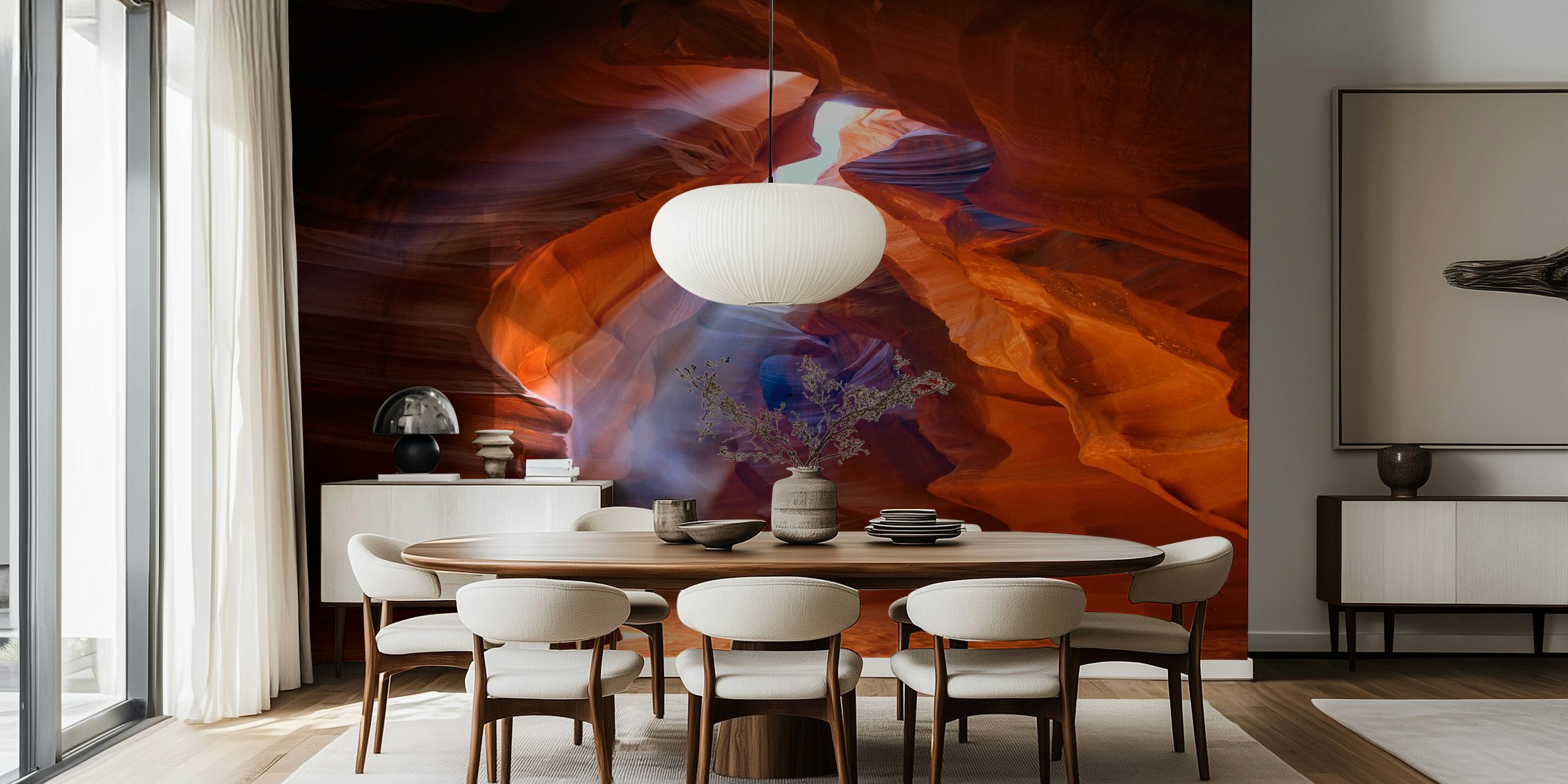 Solbelyst canyon vægmaleri med samspil af lys og skygge i varme jordfarver.