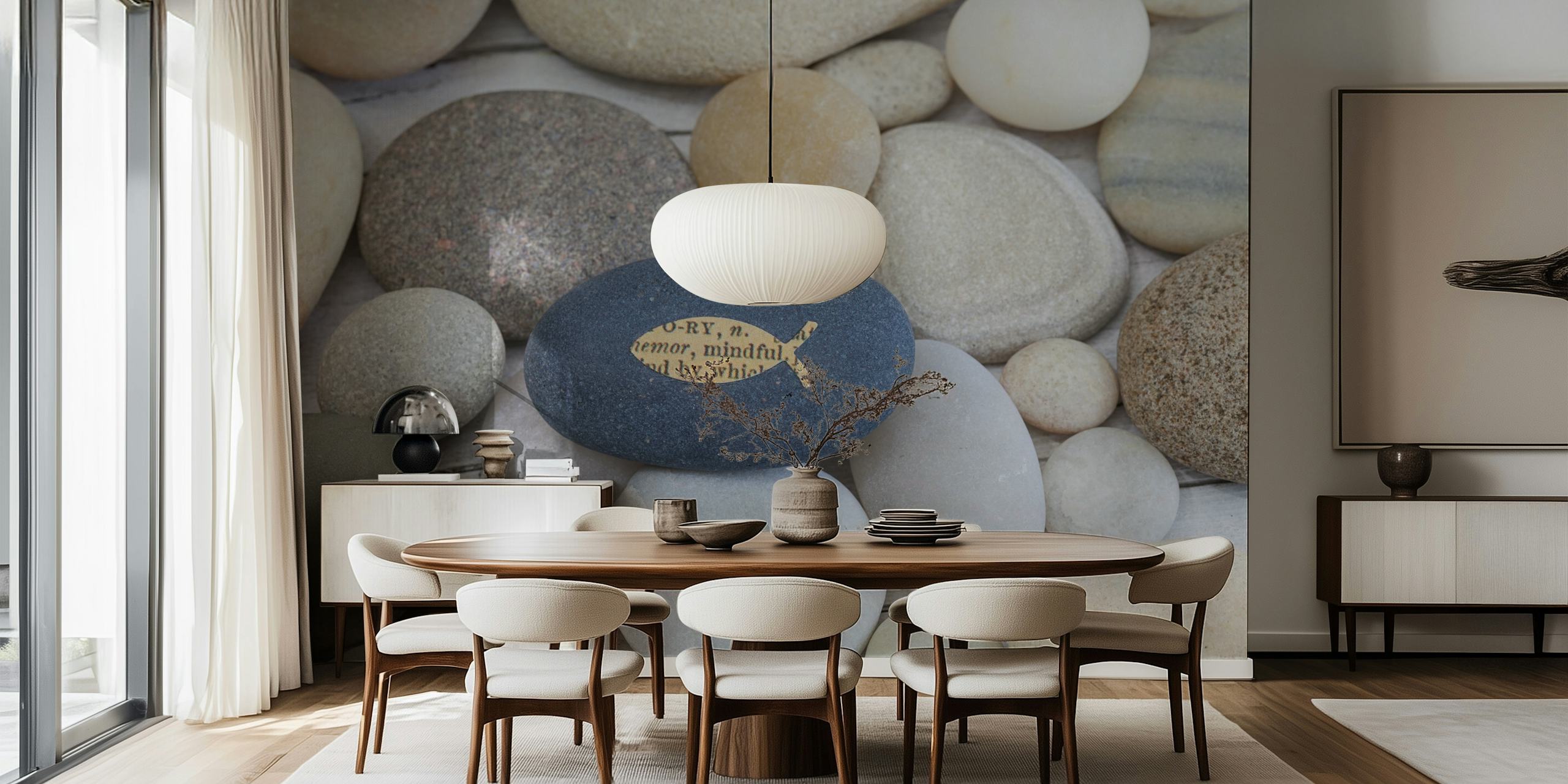 Zen-vaikutteinen seinämaalaus, jossa on maalattu kala kivelle sileiden jokikivien keskellä