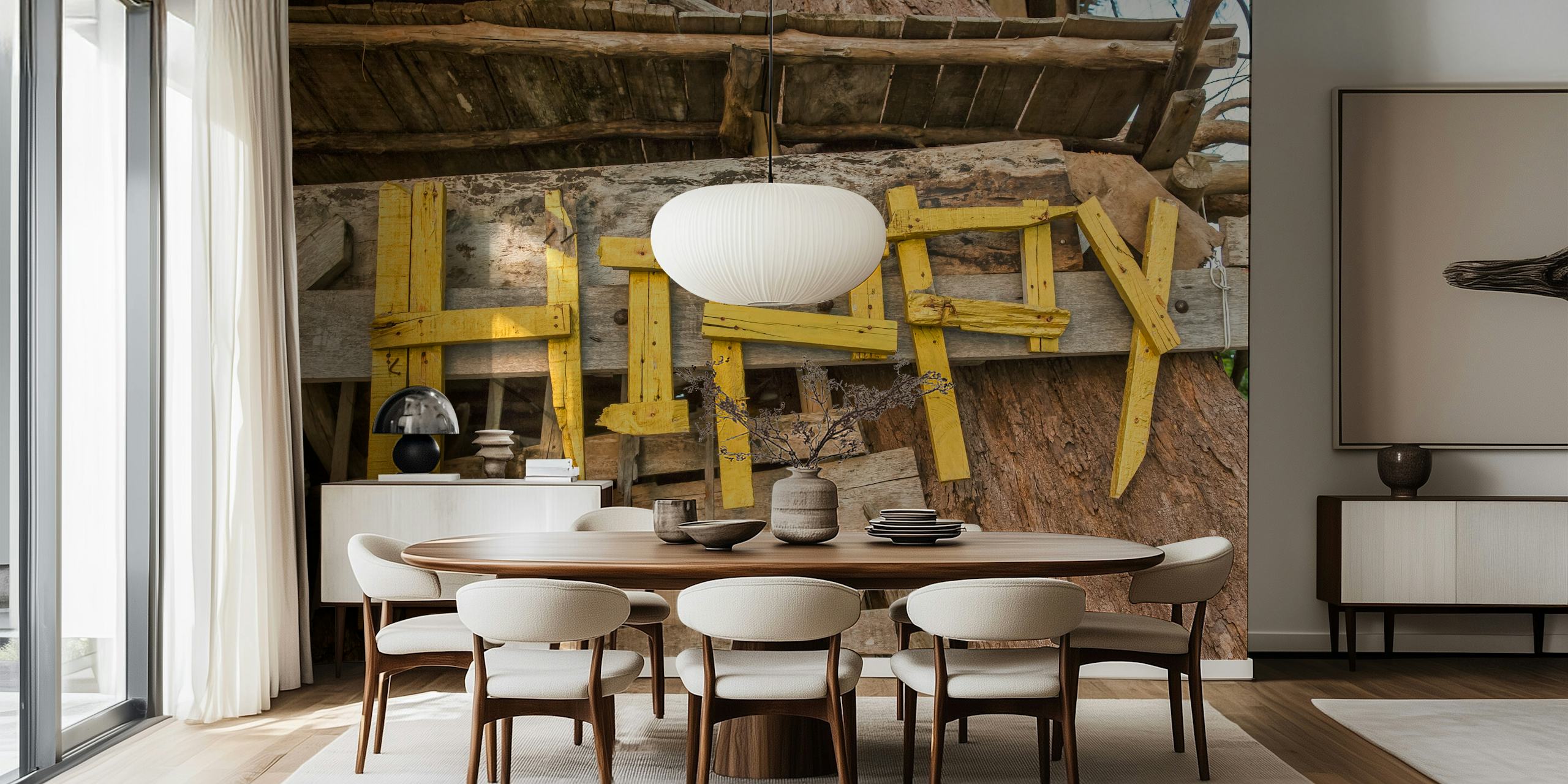 Murale con scritta Hippy in legno rustico su sfondo strutturato.