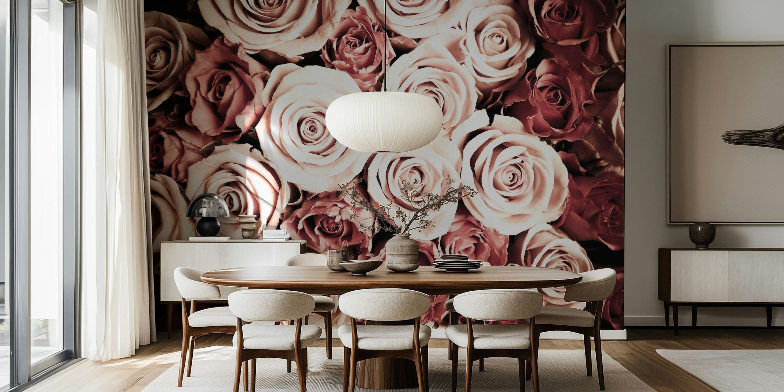 Zbliżenie kwiecistej fototapety przedstawiającej różowe i karmazynowe róże w różnych odcieniach, do wystroju domu lub biura.