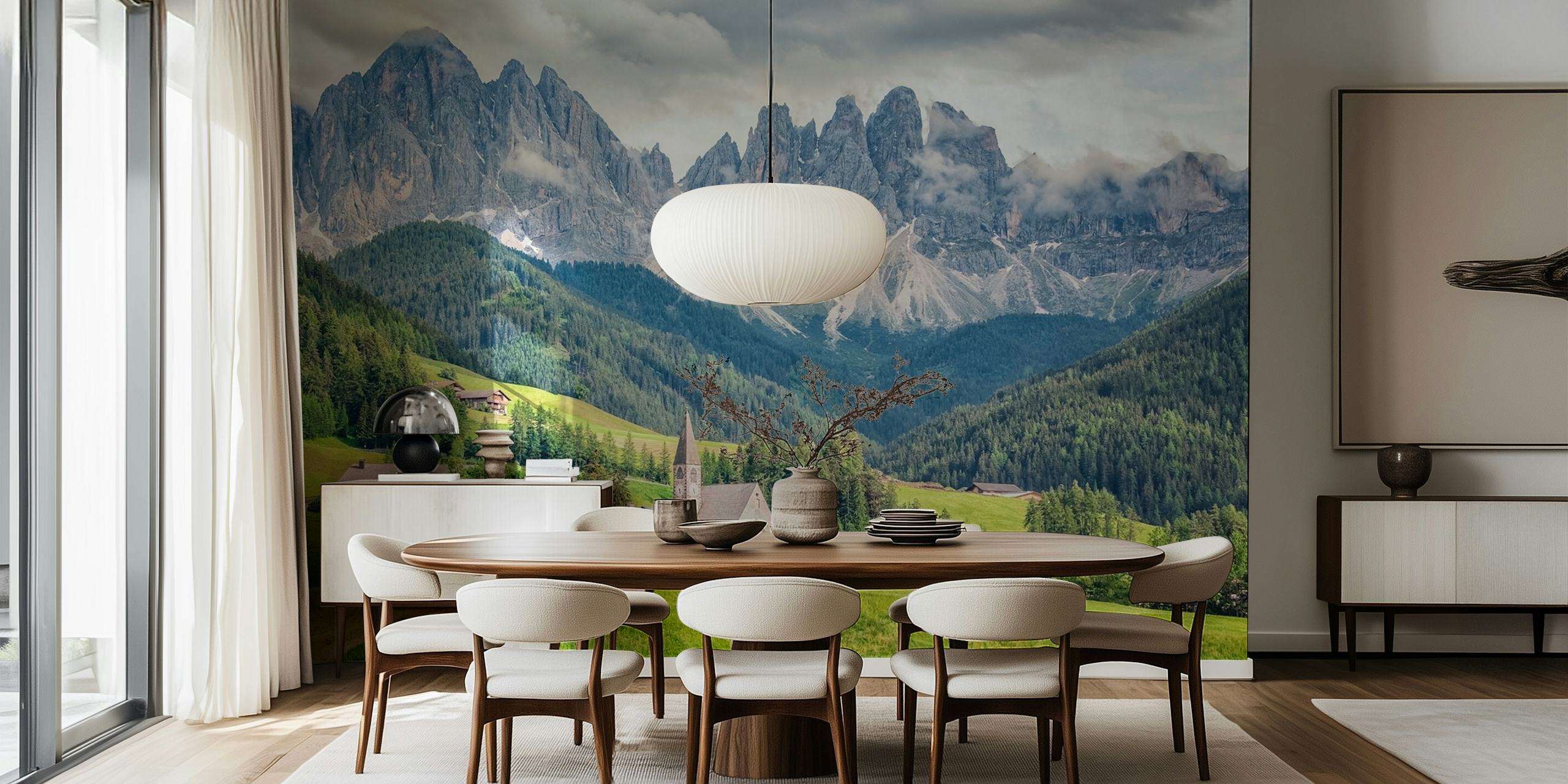 Dolomittene fjellkjede med alpine hytter og grønne enger, veggmalerier