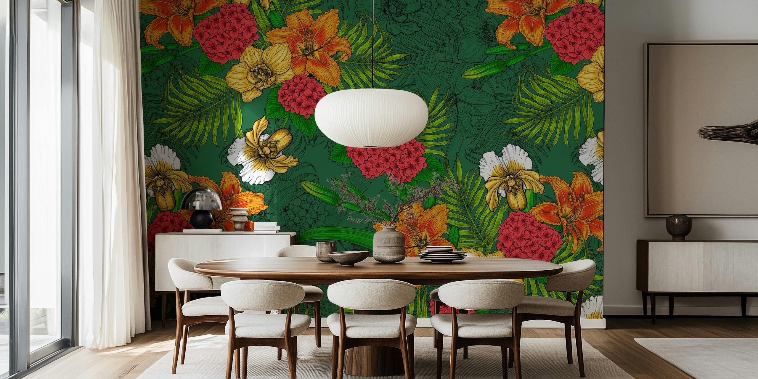 Lebendiges Wandbild mit tropischem Blumenmuster, orangefarbenen und gelben Blüten und grünem Laub.
