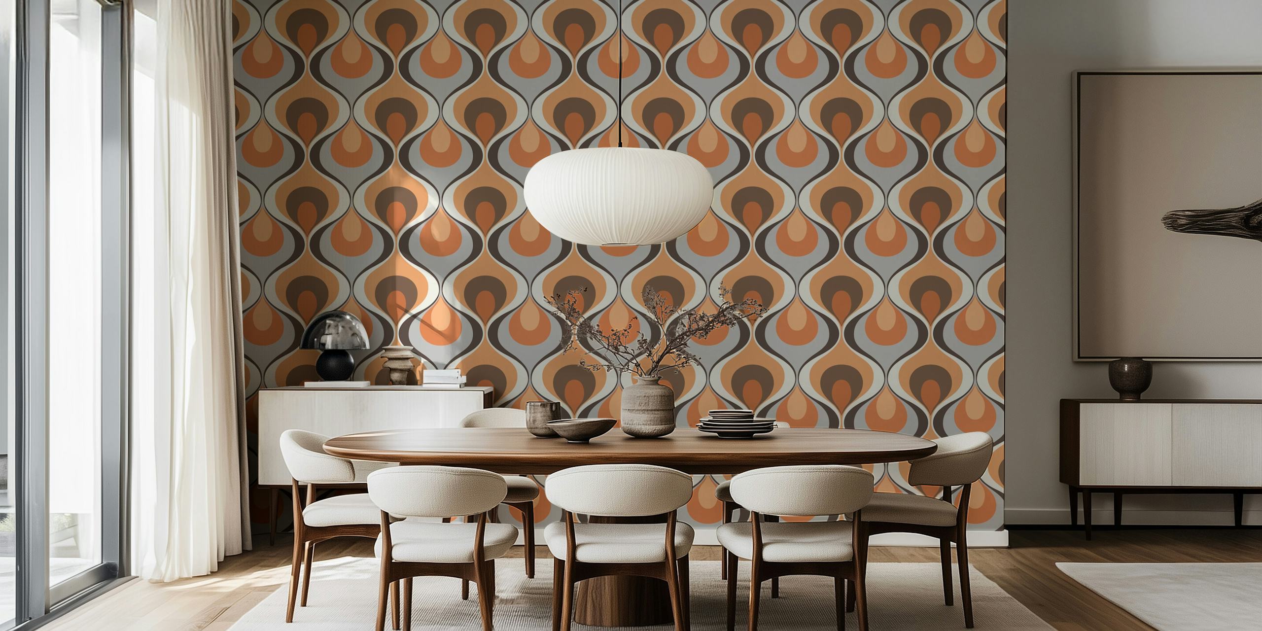 Retro inspiriran zidni mural s narančastim i bež geometrijskim uzorcima na prigušeno sivoj pozadini