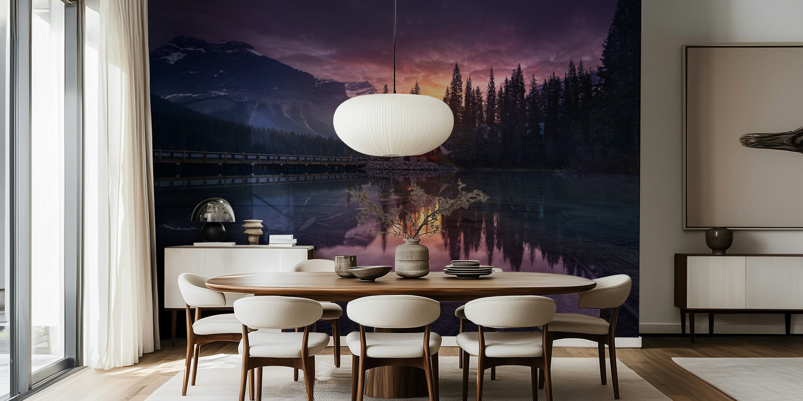 Serene zonsopgang boven een meer met een hut en bergen op de achtergrond