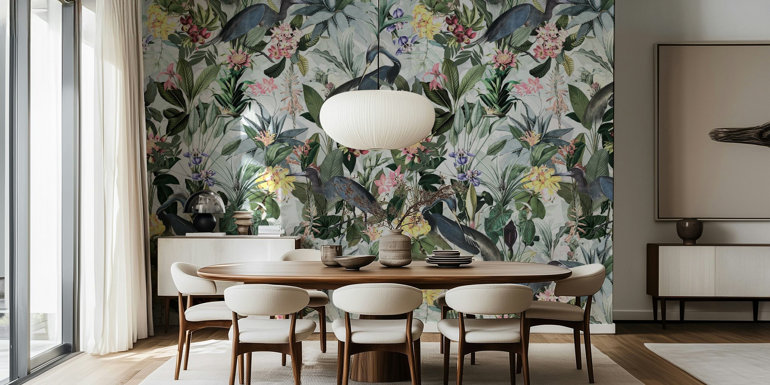 Papier peint floral avec hérons bleus, fleurs colorées, feuillage vert, style tropical
