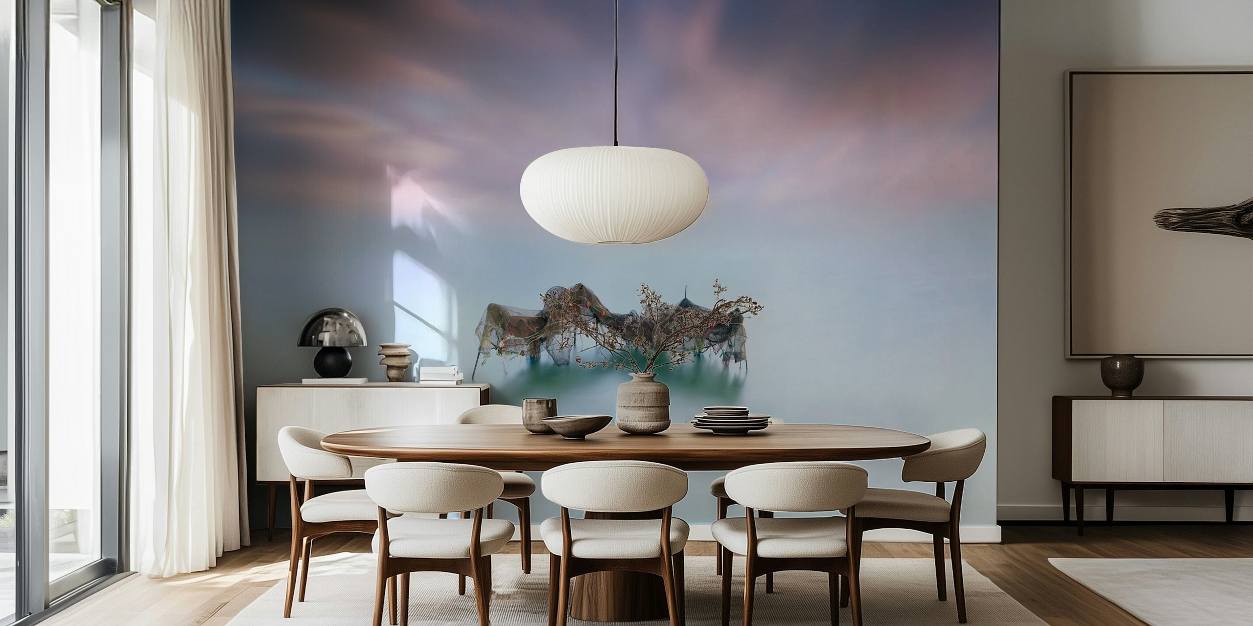 Etereo paesaggio acquatico nebbioso con struttura a rete da pesca