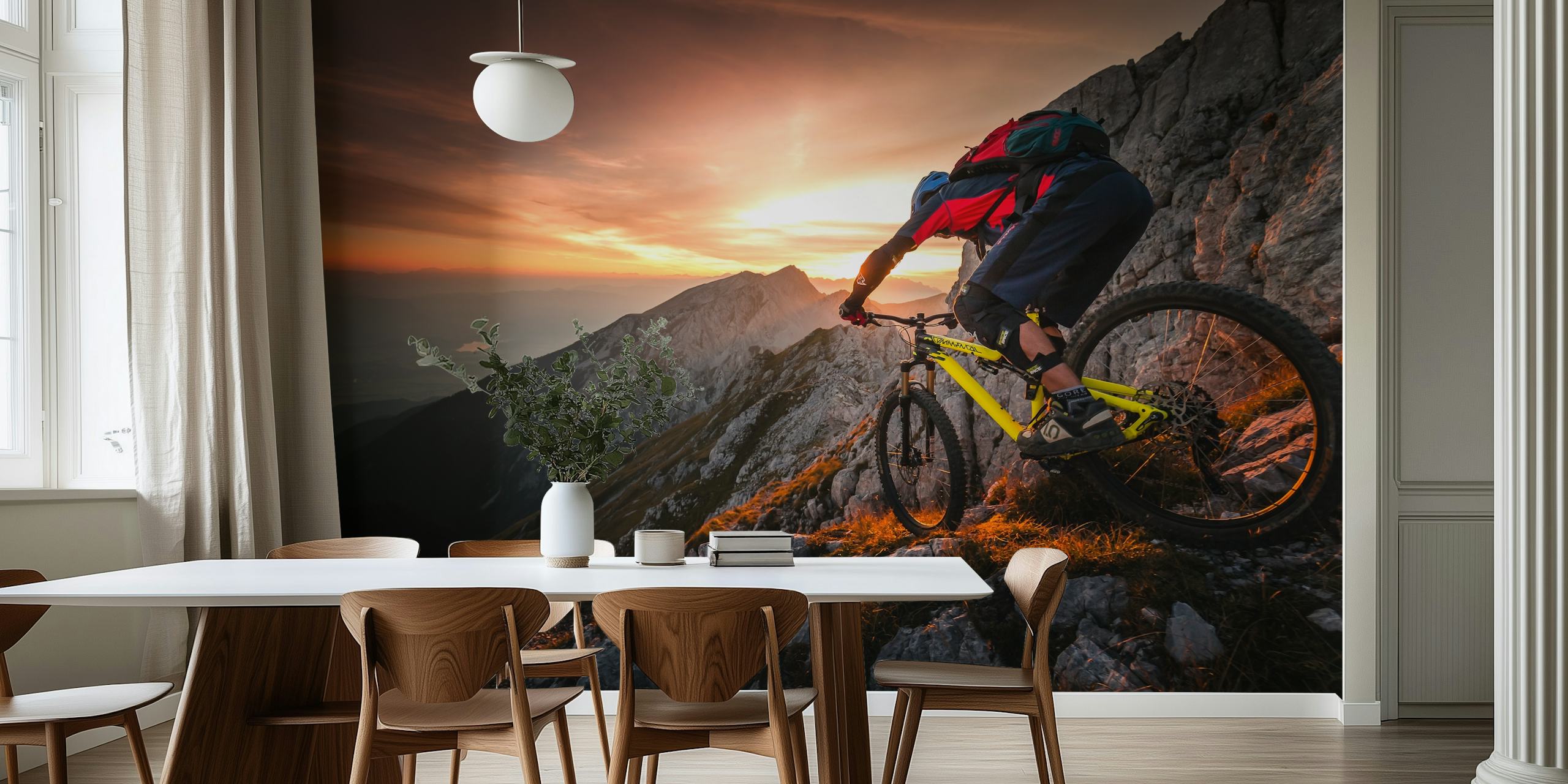 Alpin tapet med en biker ved solnedgang