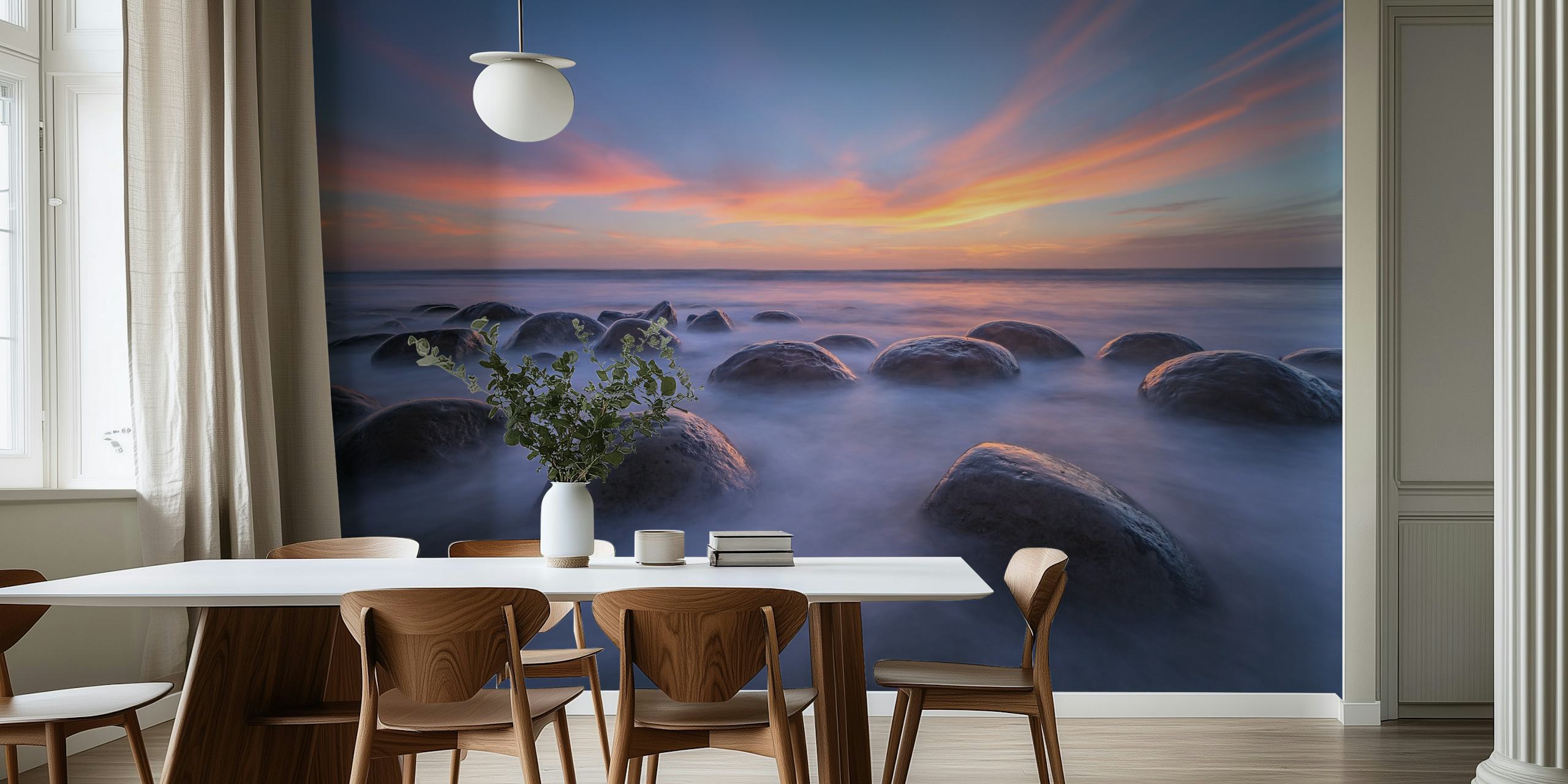 Un sereno atardecer con colores radiantes sobre las piedras esféricas del mural de Bowling Ball Beach