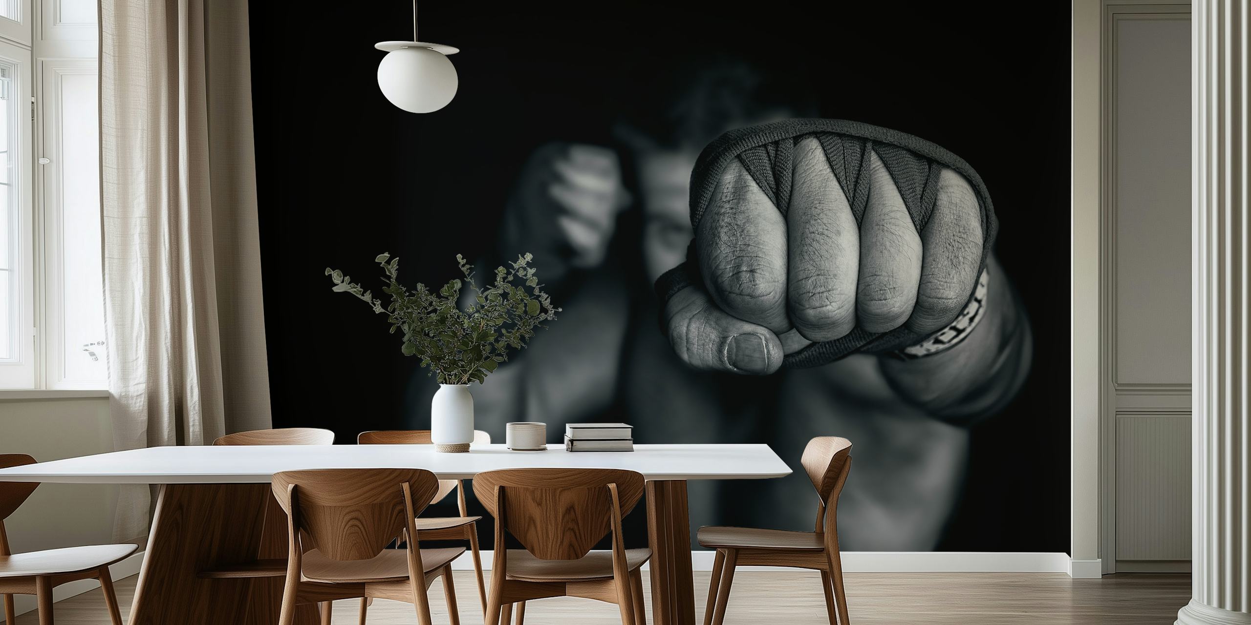 Murale in bianco e nero di un pugno chiuso che rappresenta forza e unità