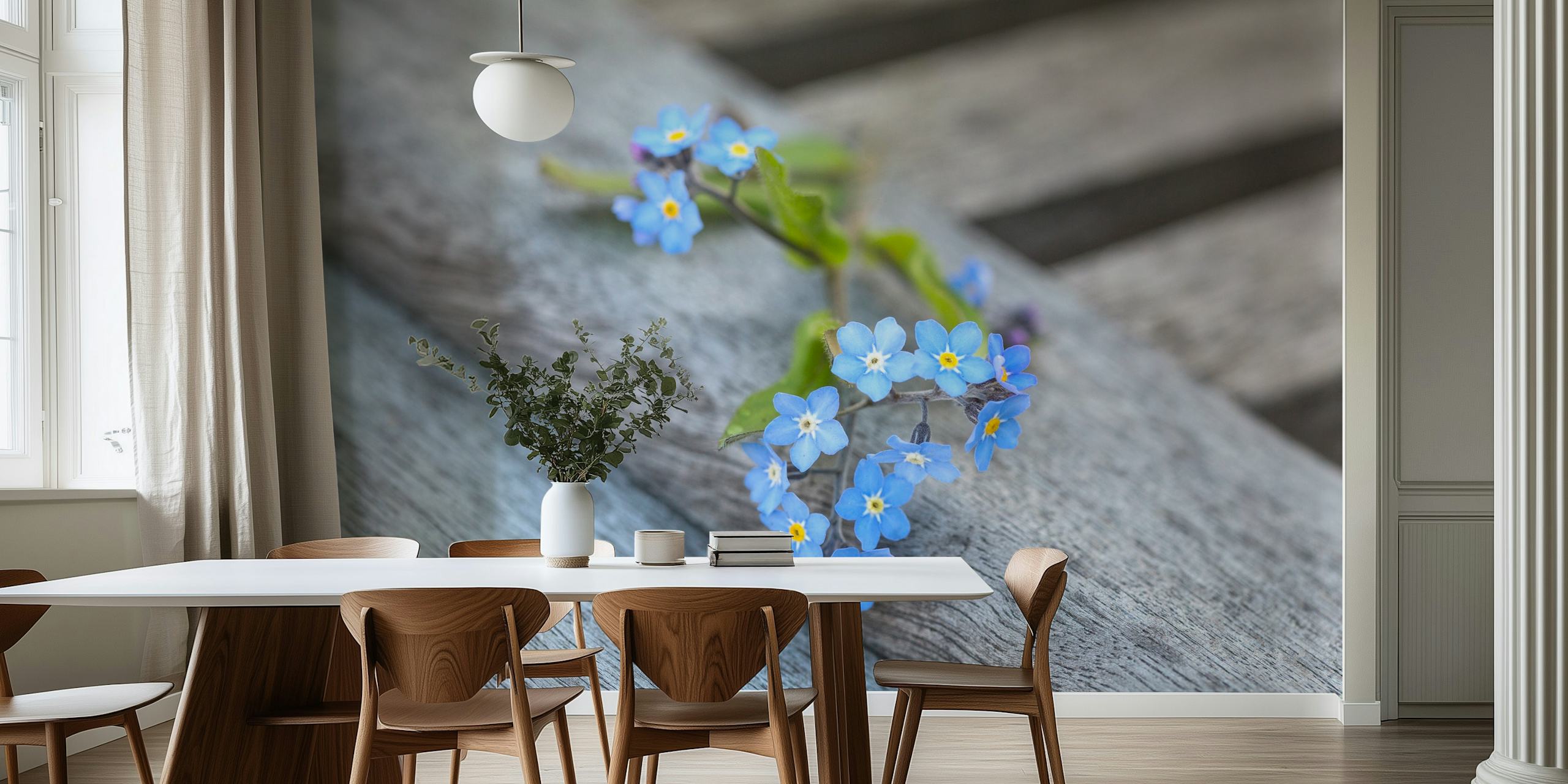 Vergeet-mij-niet bloemen liggend op een rustieke houten muurschildering