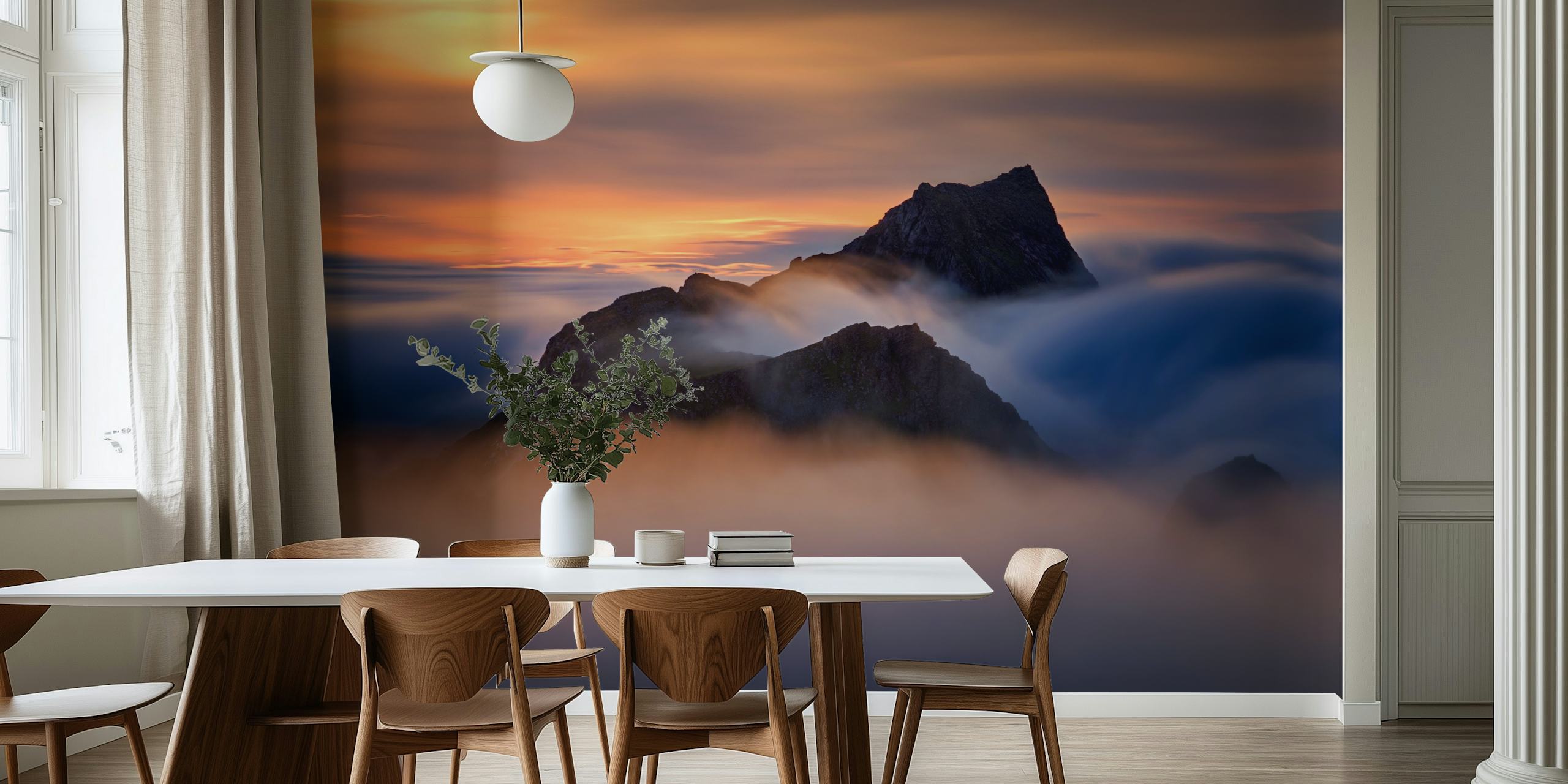 Majestætisk bjergtop med tågede skyer vægmaleri