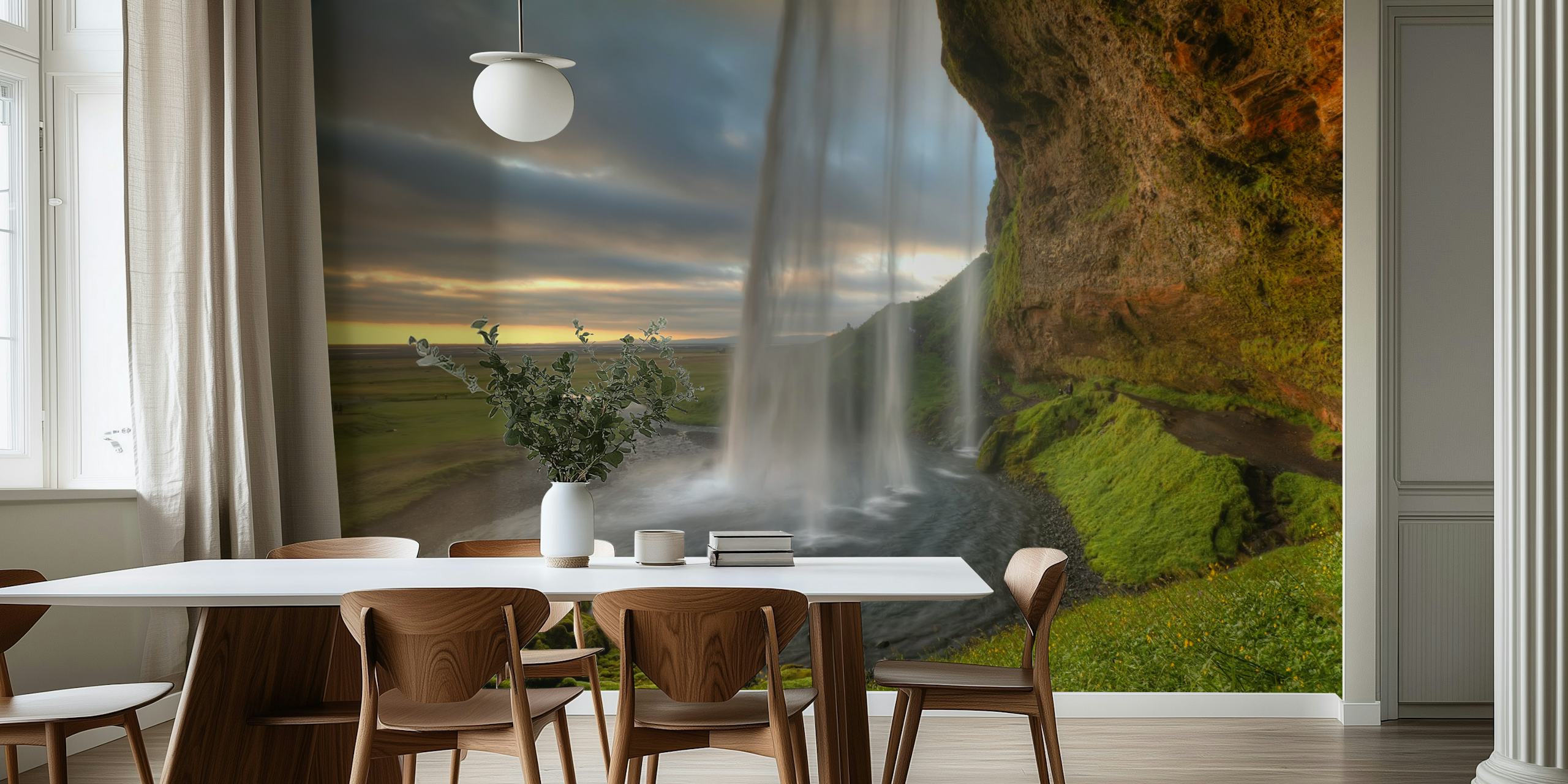 Mural de parede de uma cachoeira deslumbrante cercada por vegetação, criando uma atmosfera tranquila.
