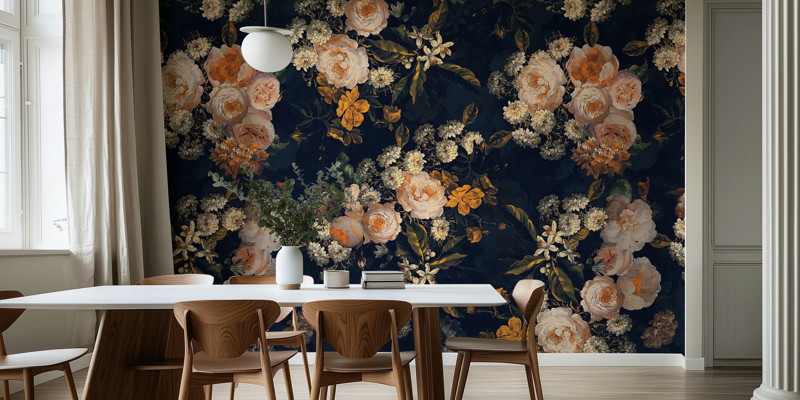 Decorazione murale da giardino notturno barocco di ispirazione vintage con fiori che sbocciano su uno sfondo scuro.