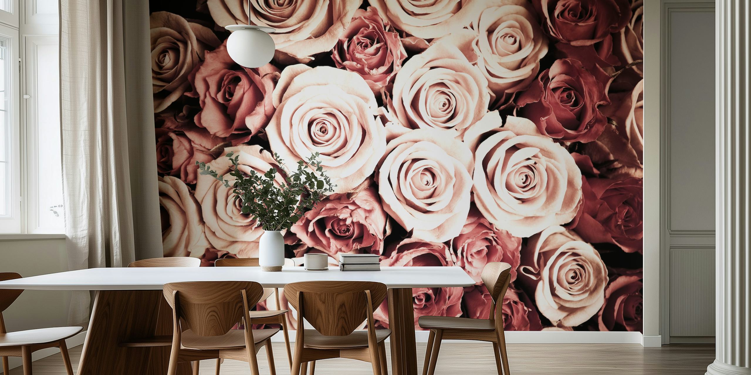 Zbliżenie kwiecistej fototapety przedstawiającej różowe i karmazynowe róże w różnych odcieniach, do wystroju domu lub biura.