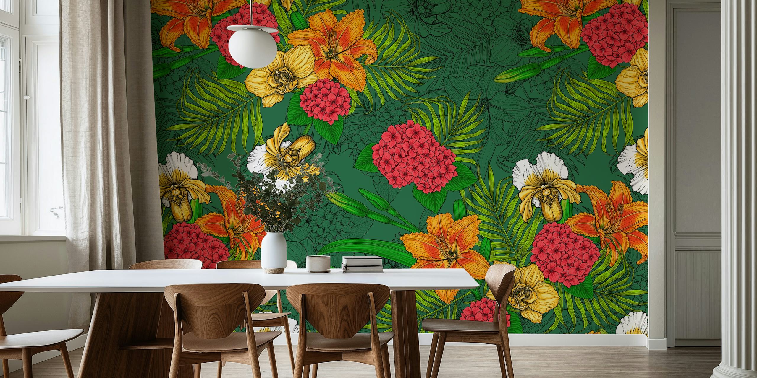 Lebendiges Wandbild mit tropischem Blumenmuster, orangefarbenen und gelben Blüten und grünem Laub.