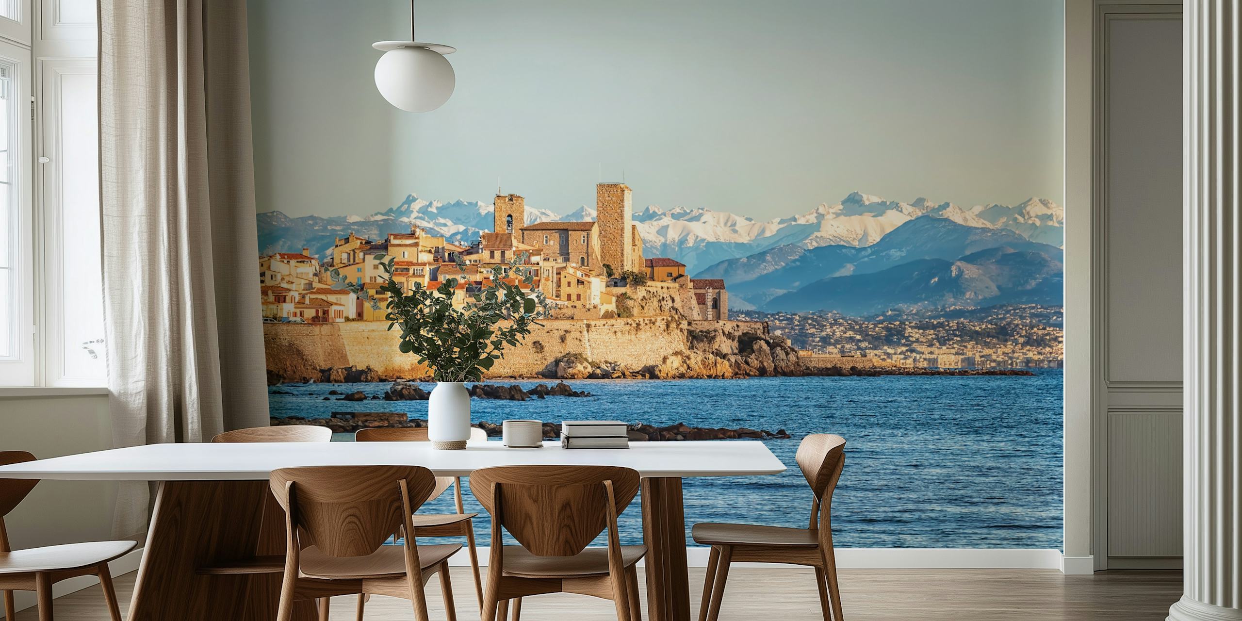 Paysage côtier de la vieille ville d'Antibes avec des bâtiments historiques et des Alpes enneigées en arrière-plan