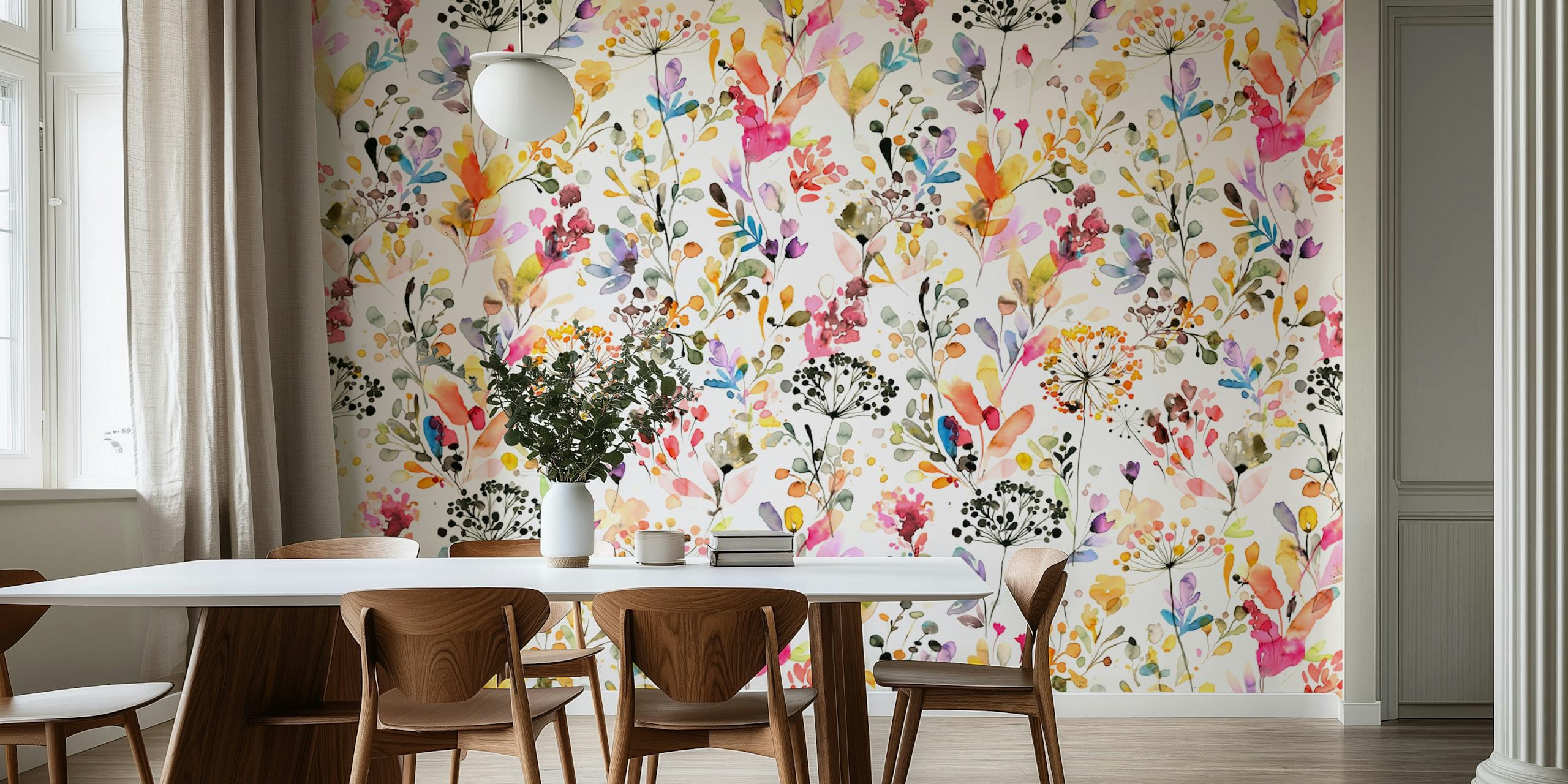 Murale botanique présentant un motif d'herbes sauvages et de fleurs colorées sur un fond neutre