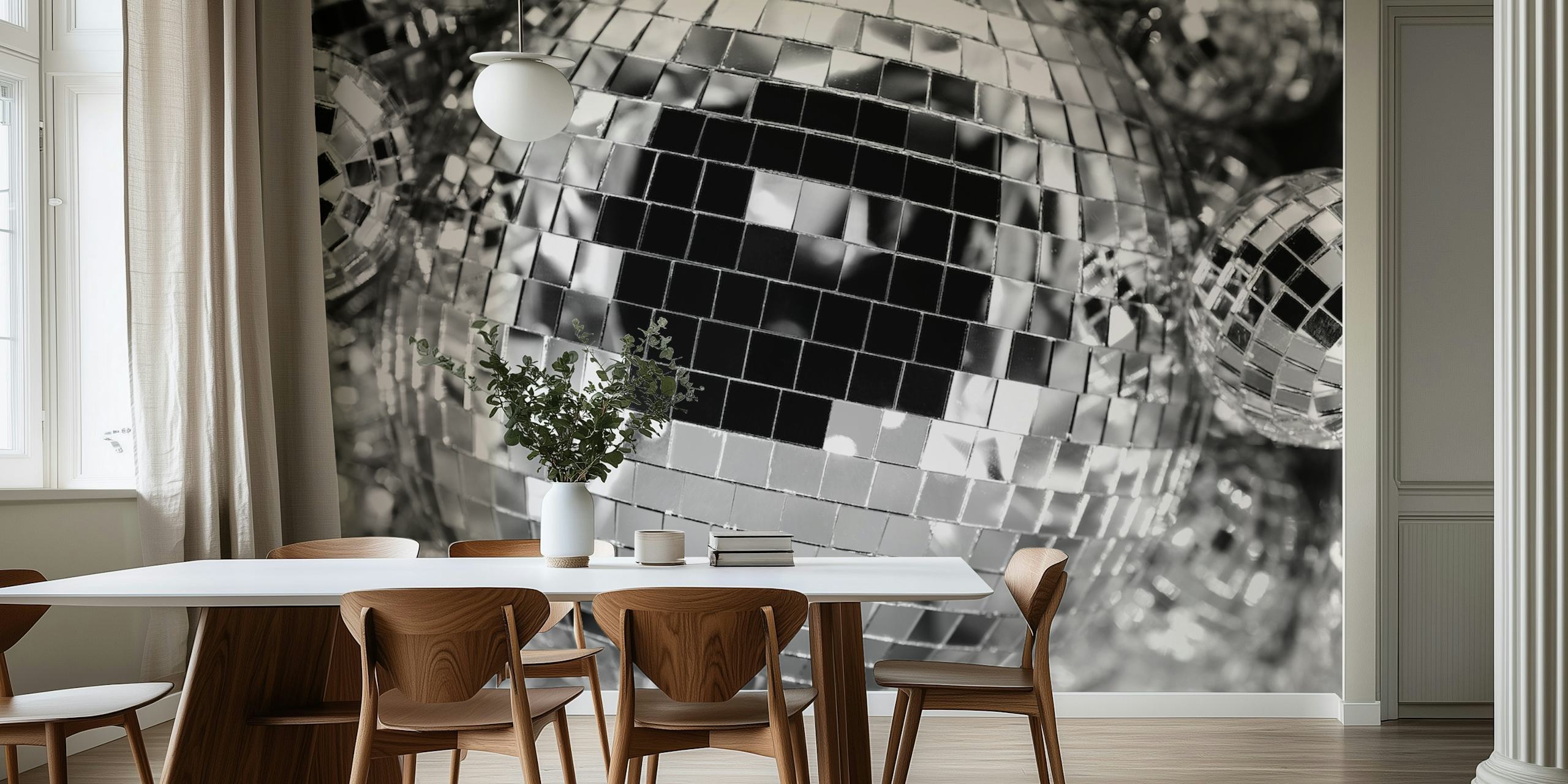 Silberne Disco-Kugel mit glänzenden, reflektierenden Fliesen, Schwarz-Weiß-Stil, Glitter Wallpaper