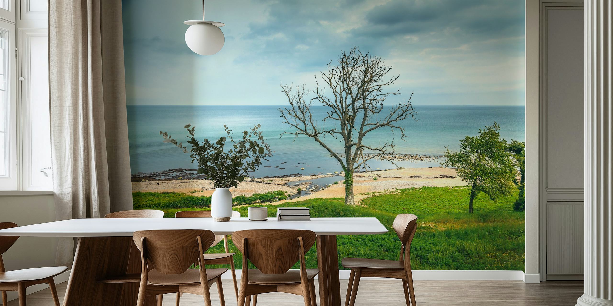 Luonnonkaunis näkymä Bornholmin saaren rannalle yksinäisen puun seinämaalauksella