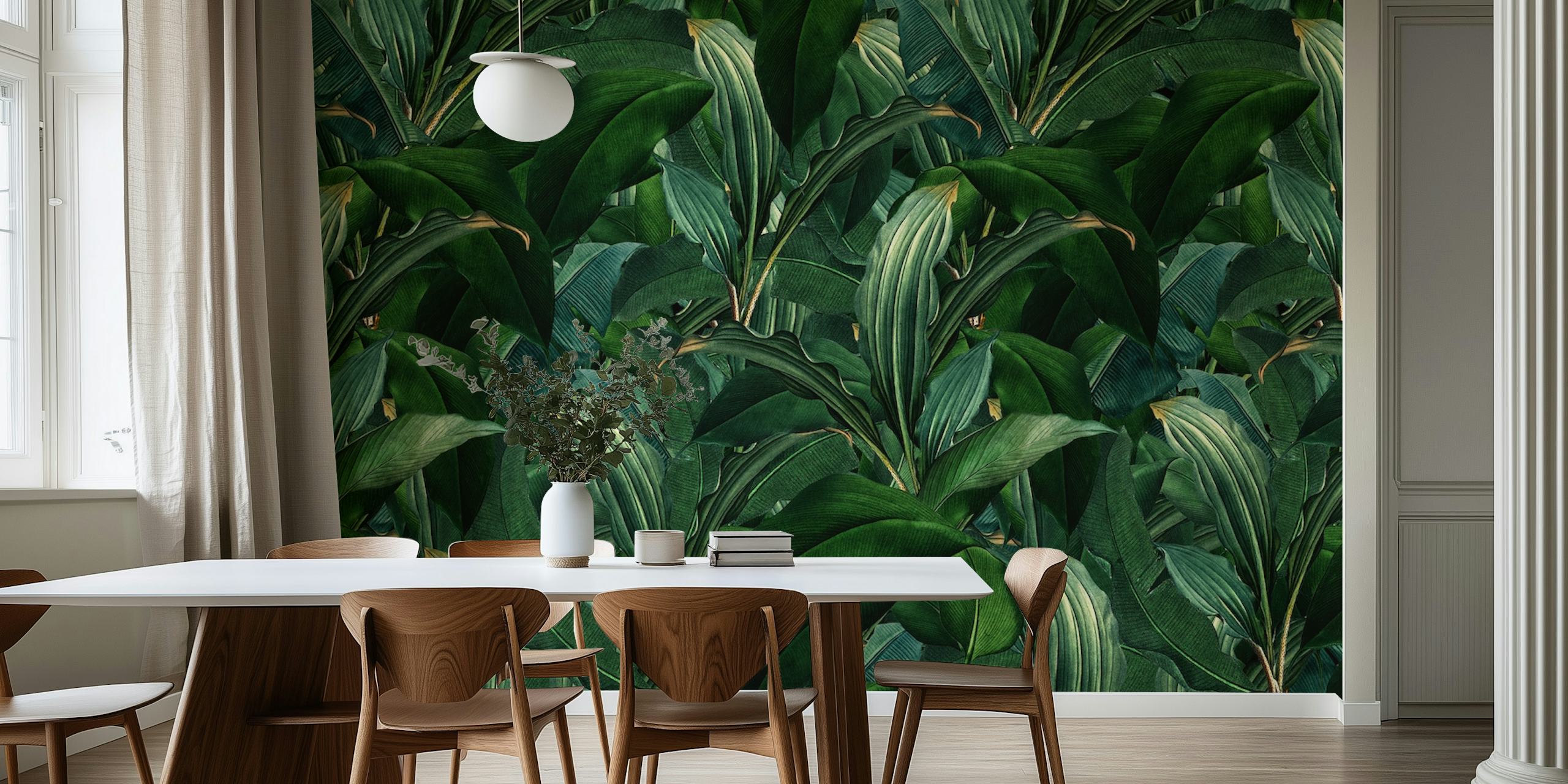 Papier peint mural de feuilles de palmier tropicales dans des tons sombres et maussades avec une touche vintage