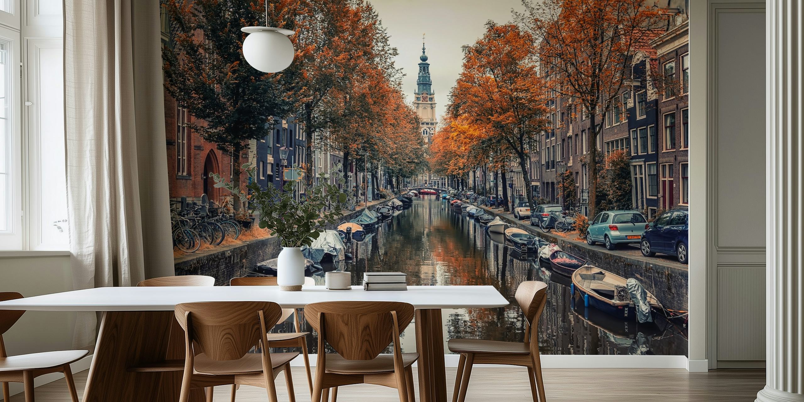 Kanali Amsterdama u jesen s narančastim lišćem i povijesnim zgradama