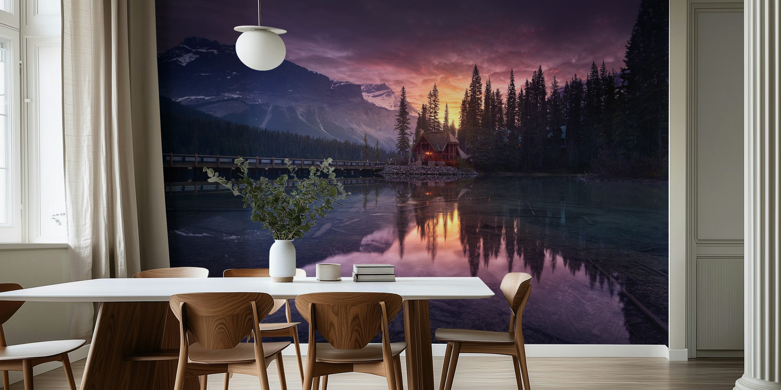 Serene zonsopgang boven een meer met een hut en bergen op de achtergrond