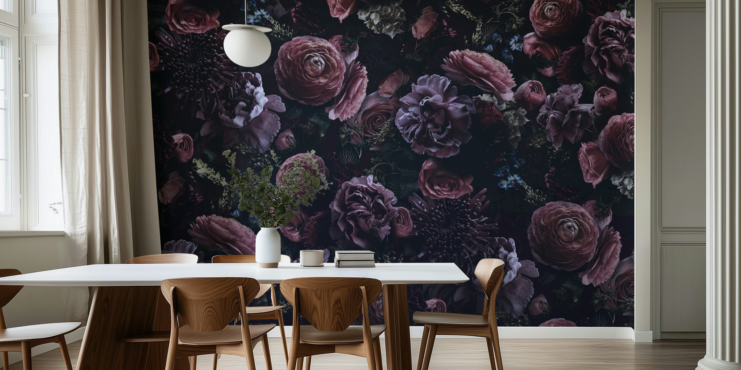 Donkere bloemen met paarse en roze tinten in barokstijl wallpaper
