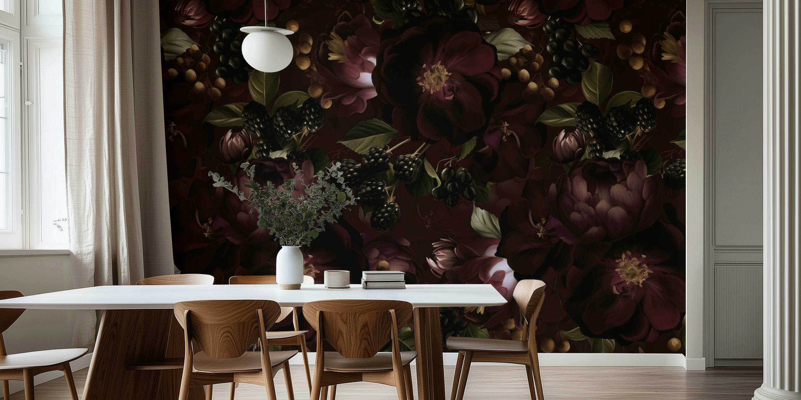 Rödbrun blommönstrad tapet med barocka och stämningsfulla inslag