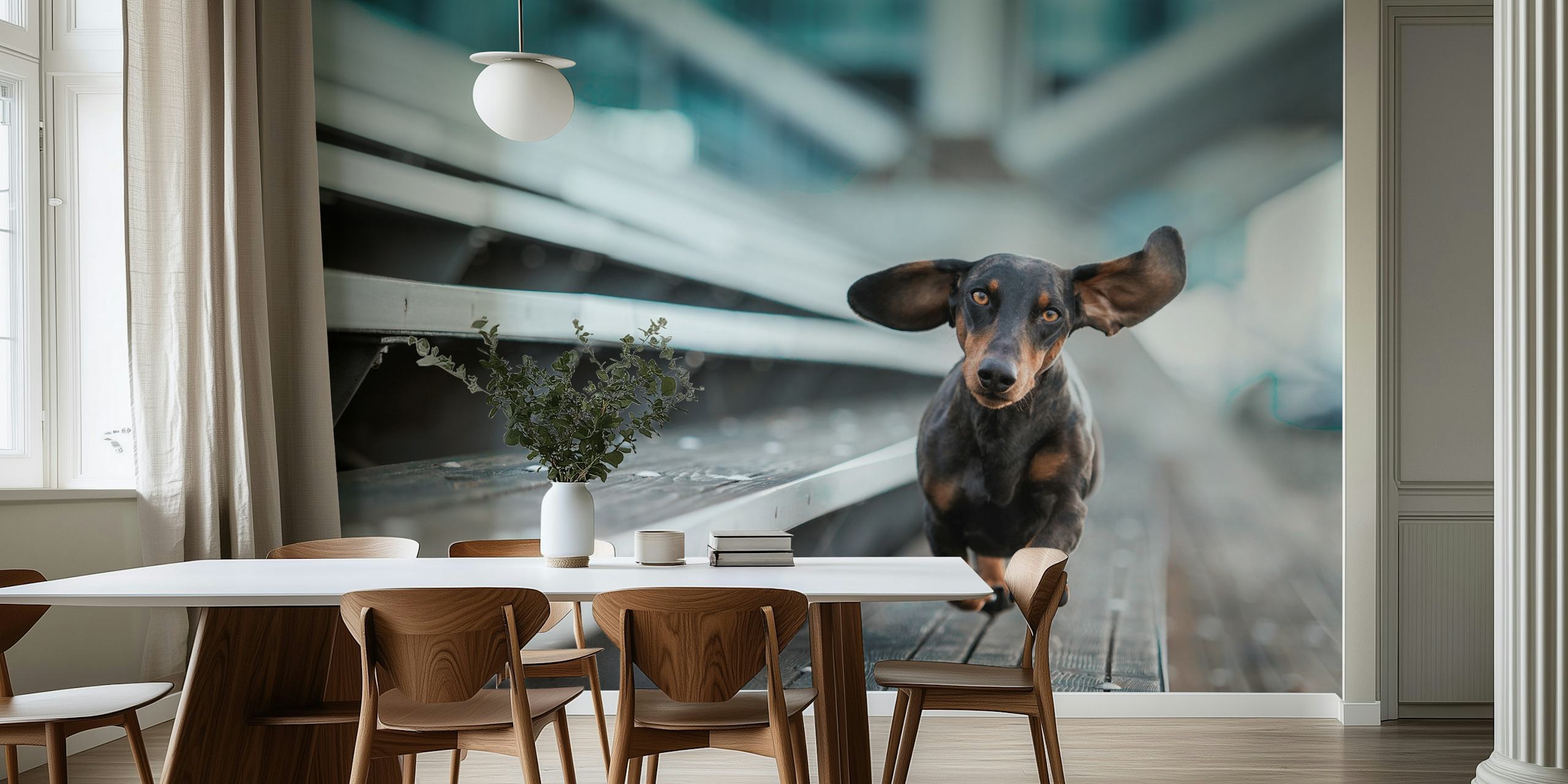 Wandbild mit kleinem Hund auf einer städtischen Metallbrücke