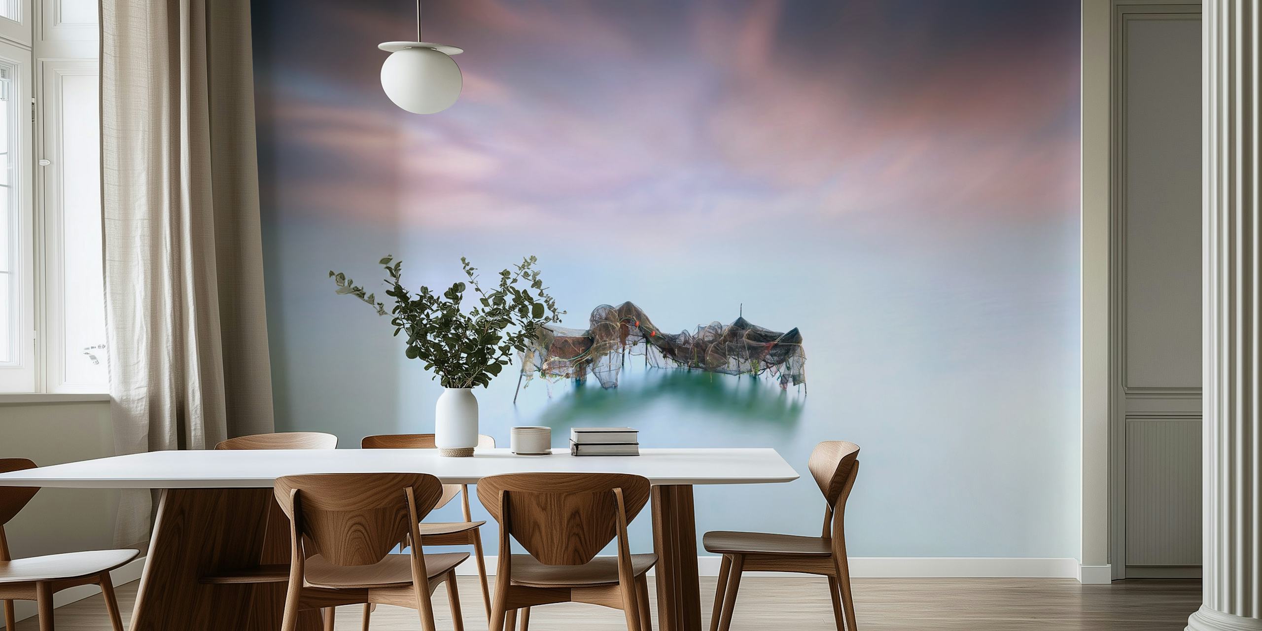 Etereo paesaggio acquatico nebbioso con struttura a rete da pesca