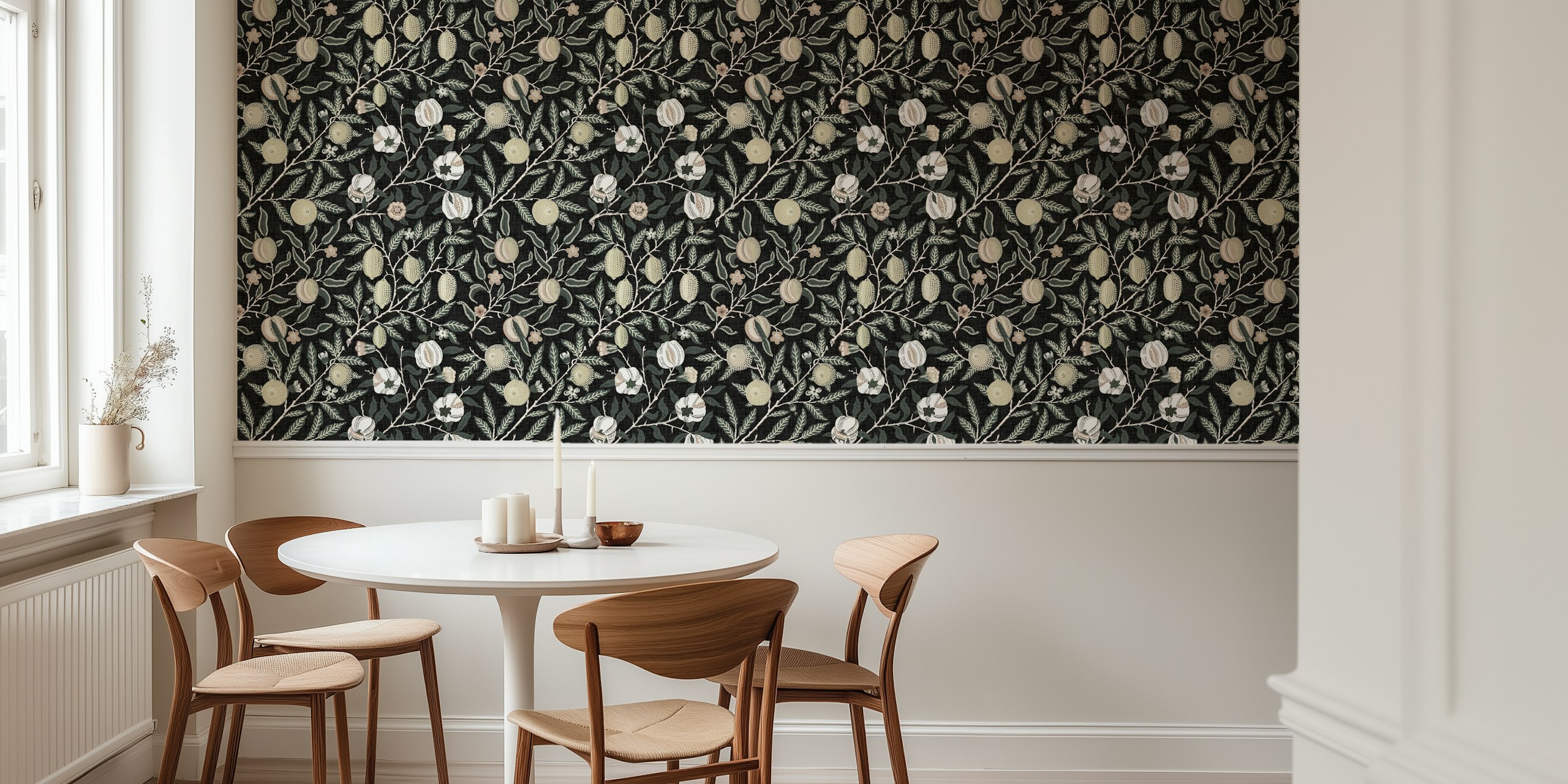 Papier peint William Morris Pomegranate exposé dans une pièce