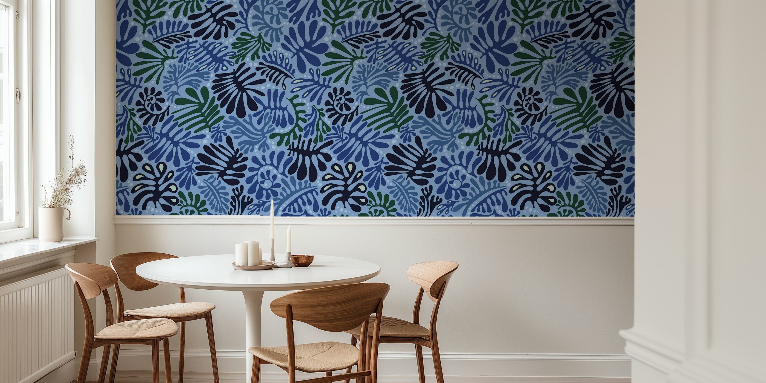 Snygg blå lövmönstrad tapet från happywall.com med olika blå nyanser och växtdesign.