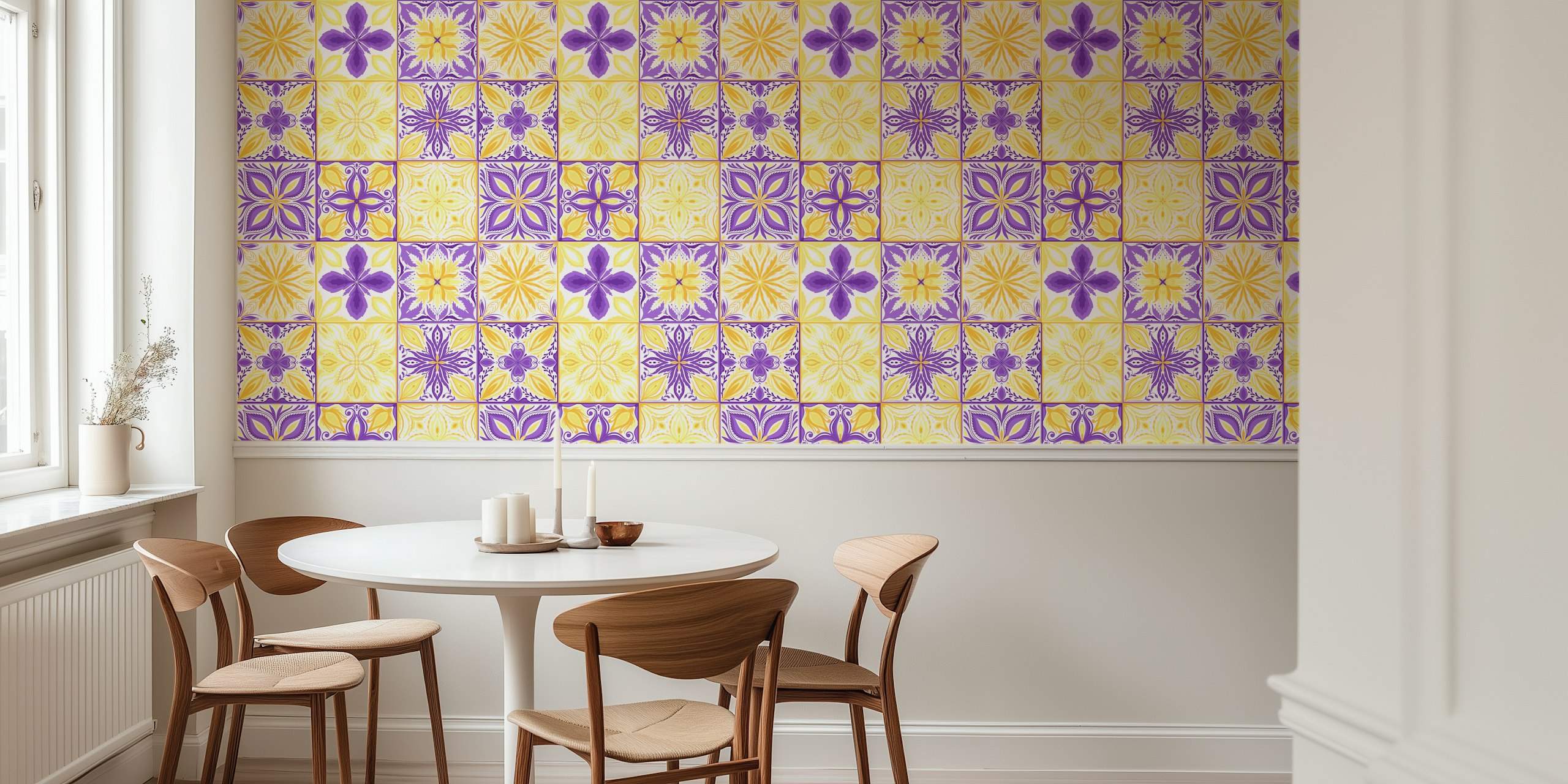 Fargerikt utsmykket veggmaleri med fliser med gult og blåmagenta-design