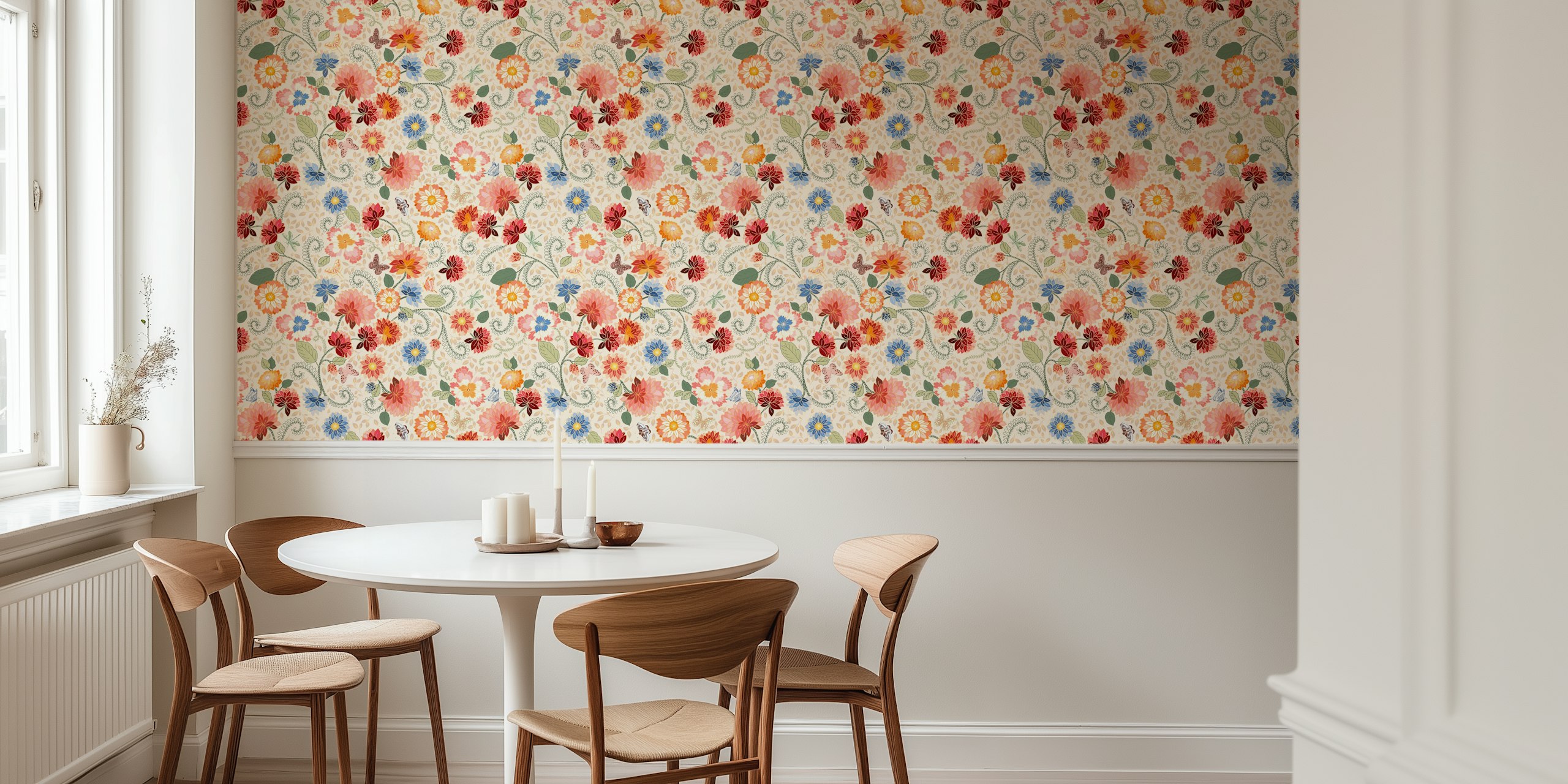 Mural de parede floral francês com rosas, margaridas e folhagem verde em fundo esbranquiçado