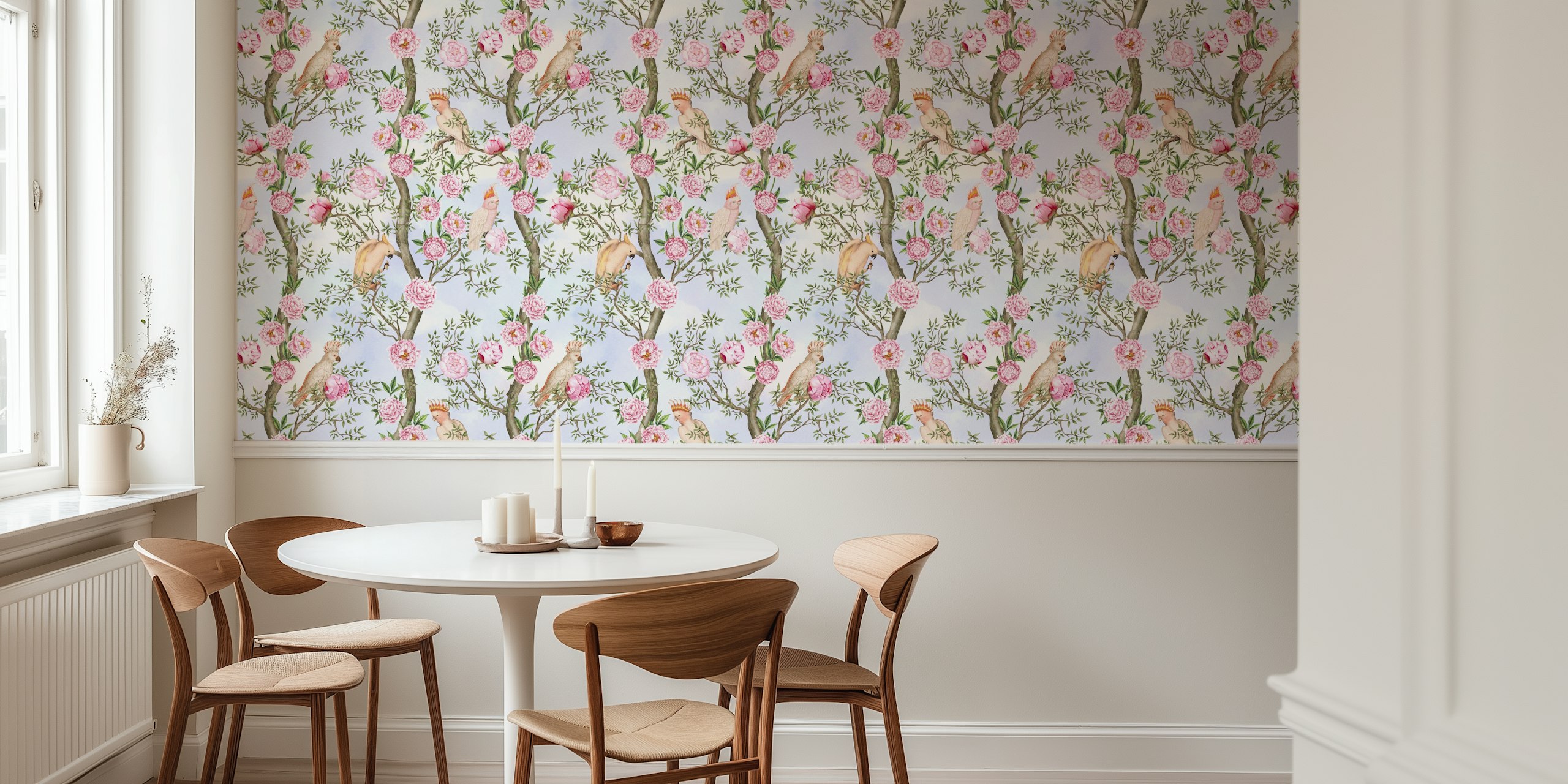 Fotomural vinílico de parede estilo chinoiserie com pássaros e peônias rosa em galhos de árvores contra um fundo azul claro.