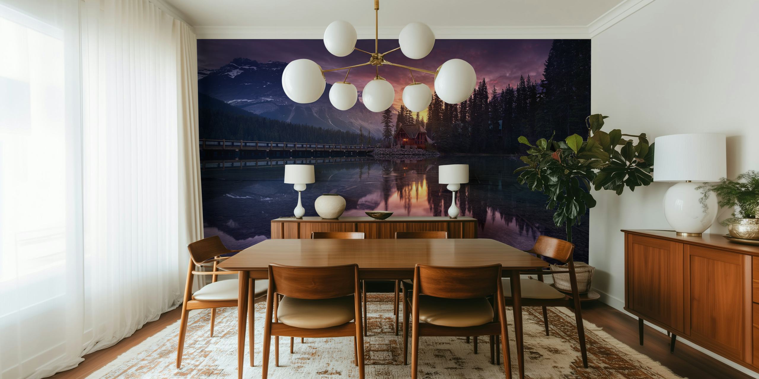 Serene zonsopgang boven een meer met een hut en bergen op de achtergrond