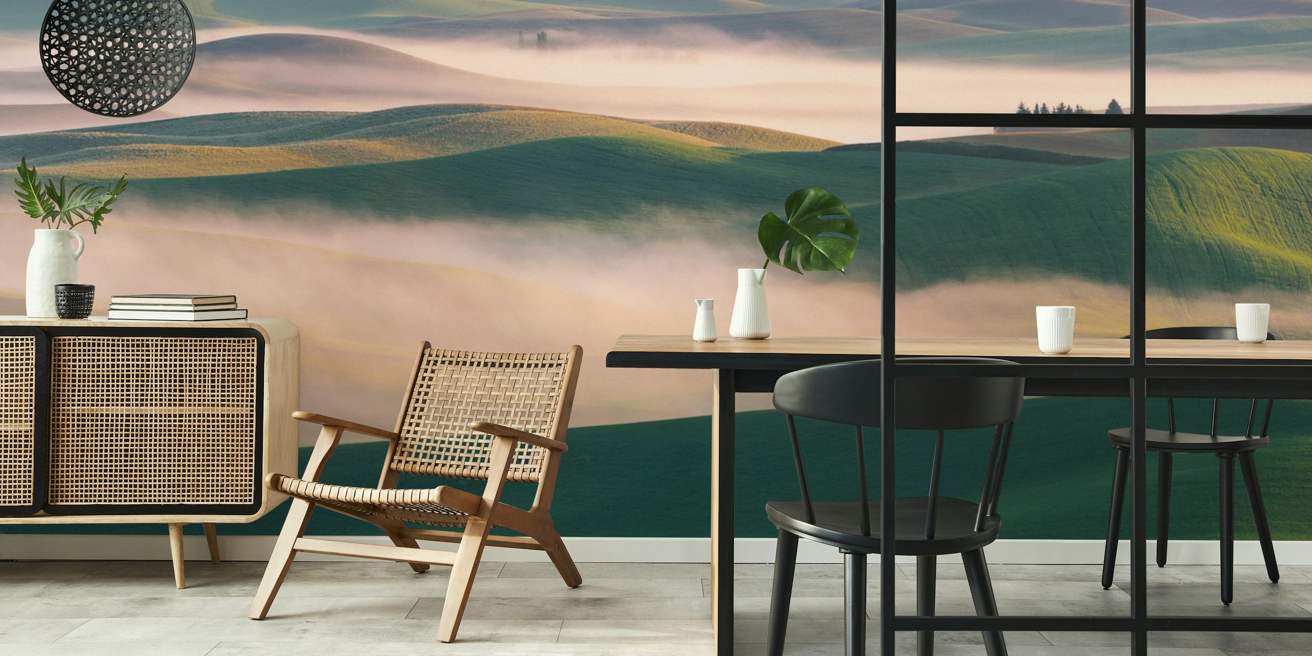 Tapeta s zelenim brežuljcima i jutarnjom maglom