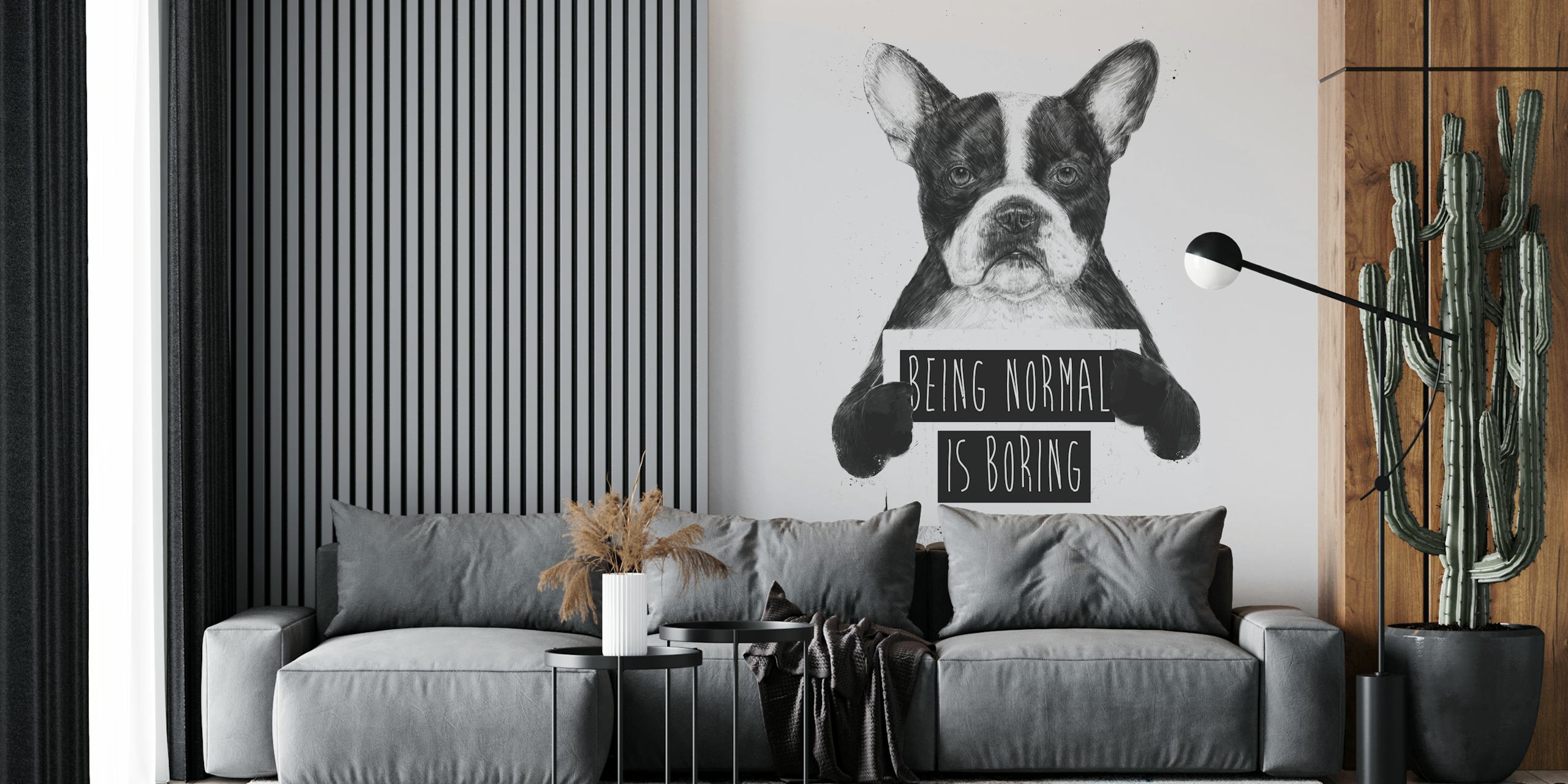 Svart-hvitt veggmaleri av en fransk bulldog som holder et Being Normal is Boring-skilt
