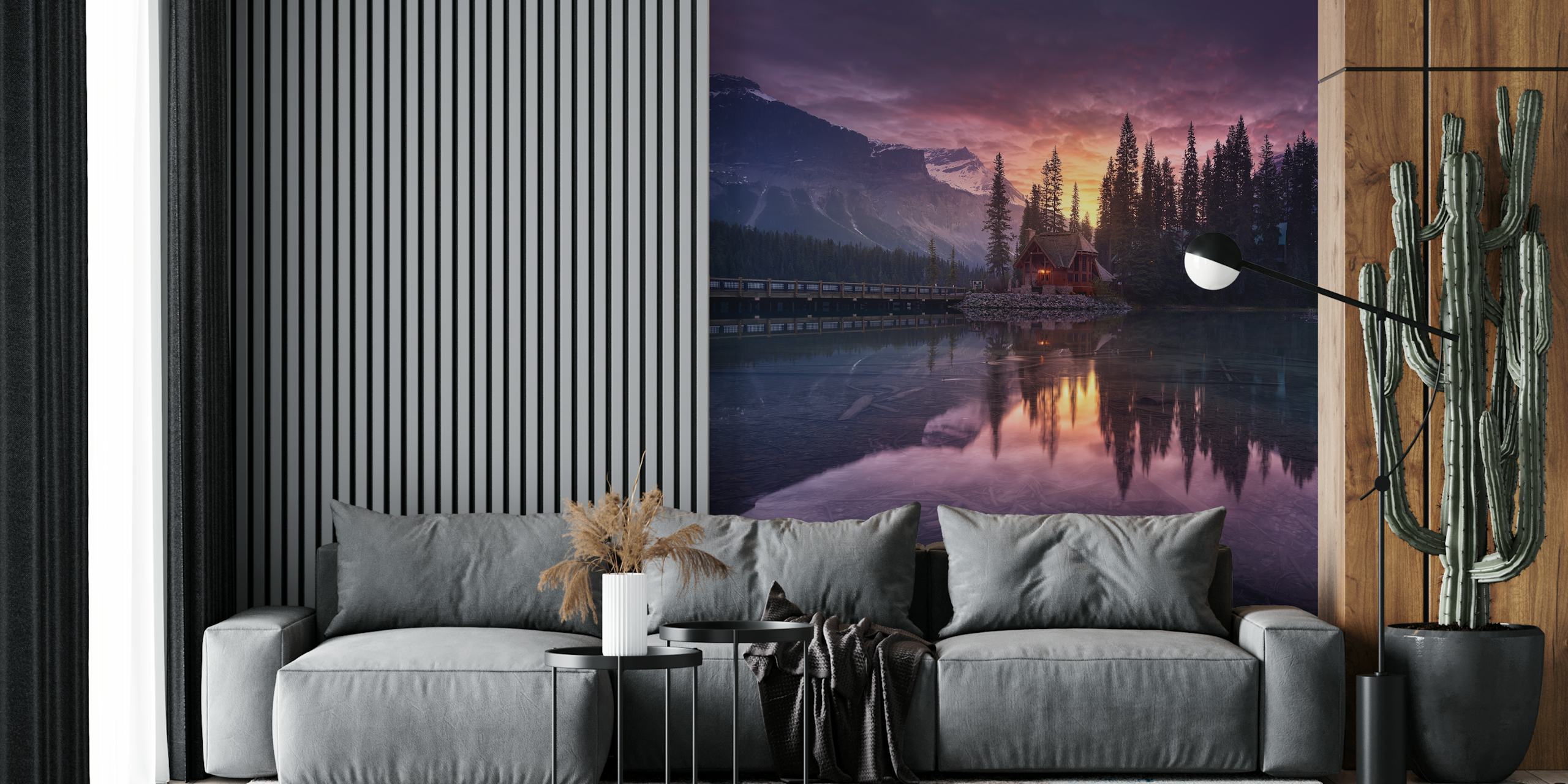 Serene zonsopgang boven een meer met een hut en bergen op de achtergrond