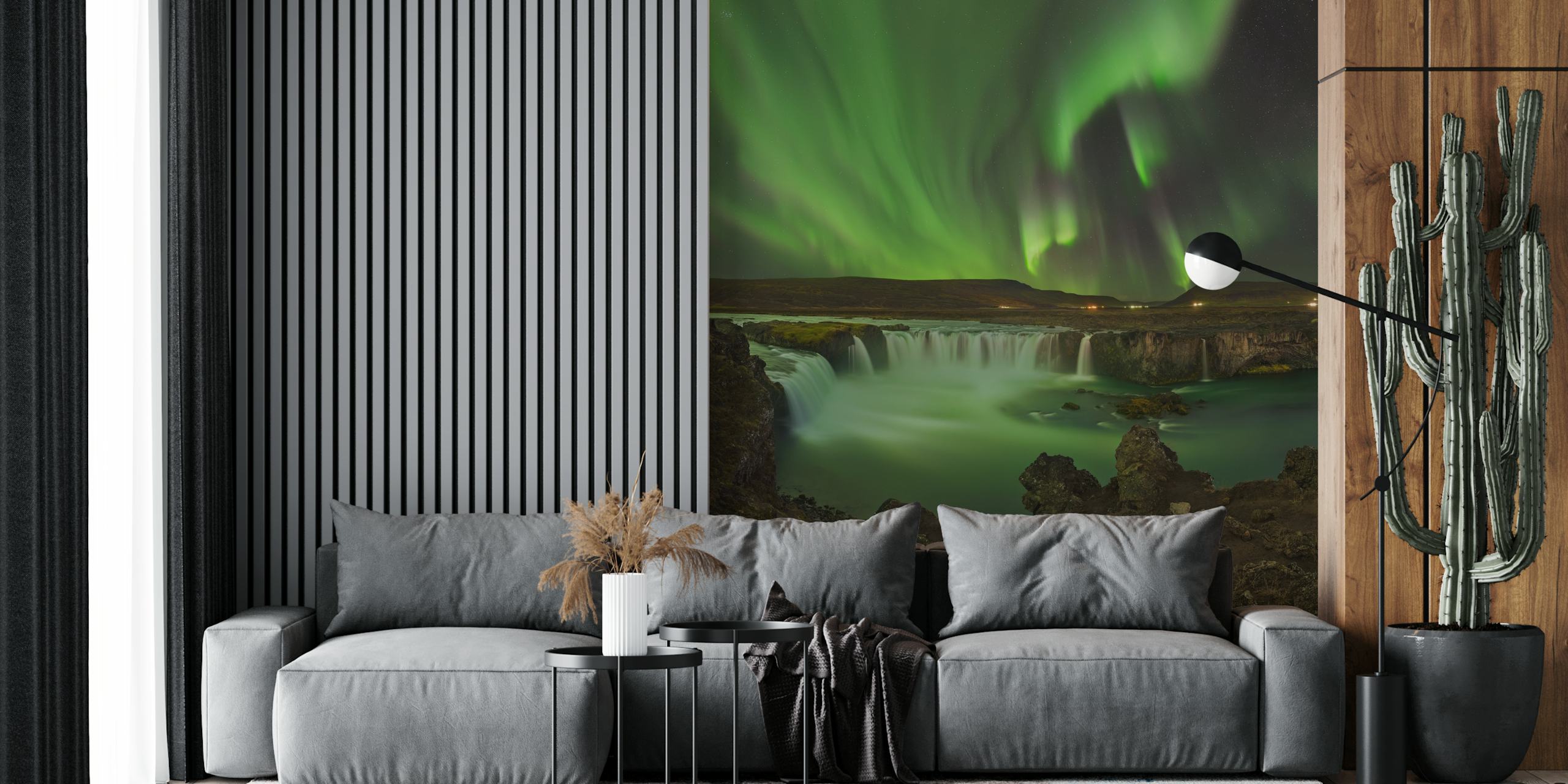 Wandbild „Aurora über einem Wasserfall“, das Nordlichter und einen ruhigen Wasserfall in einer natürlichen Landschaft zeigt