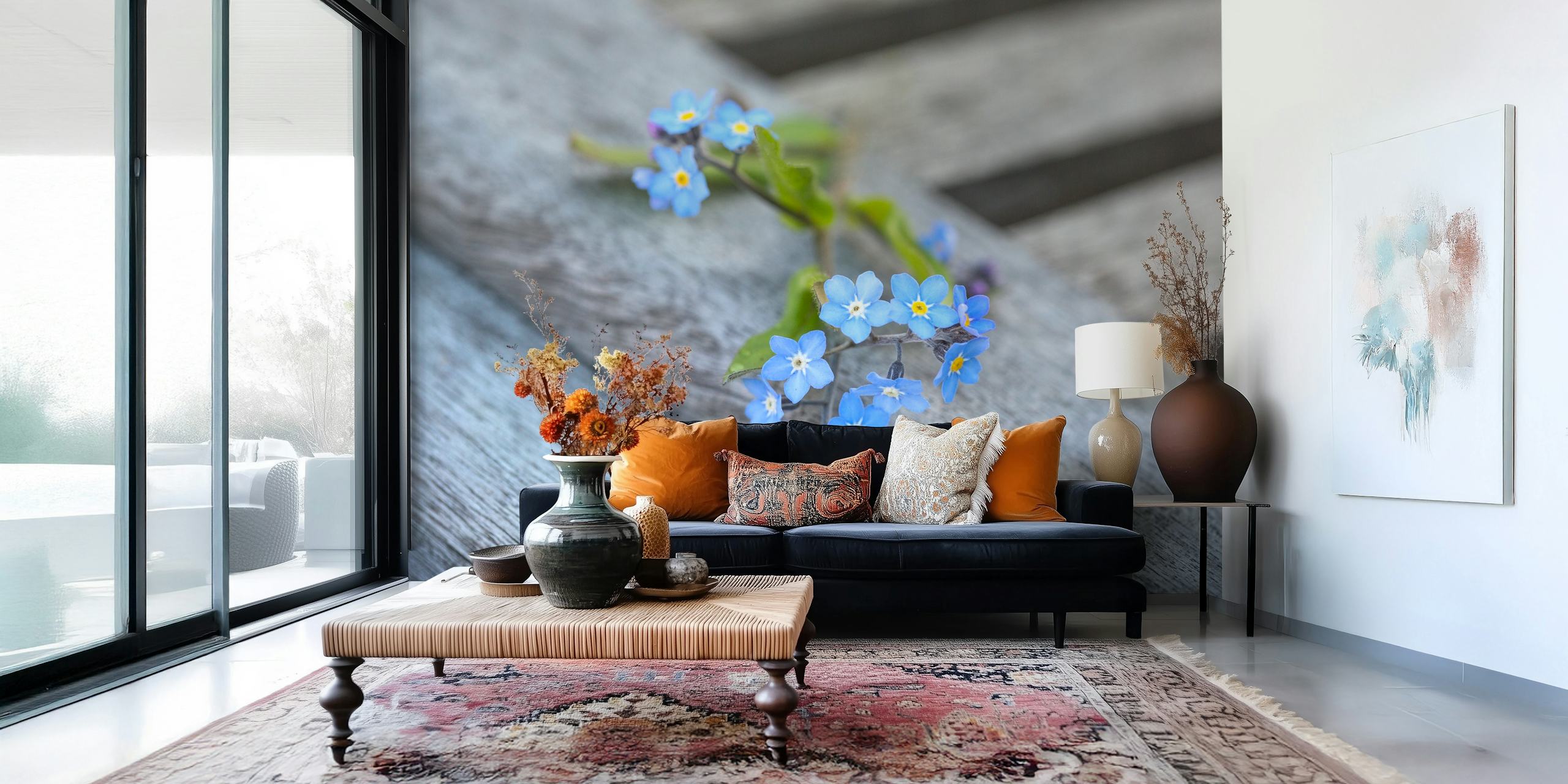 Vergeet-mij-niet bloemen liggend op een rustieke houten muurschildering