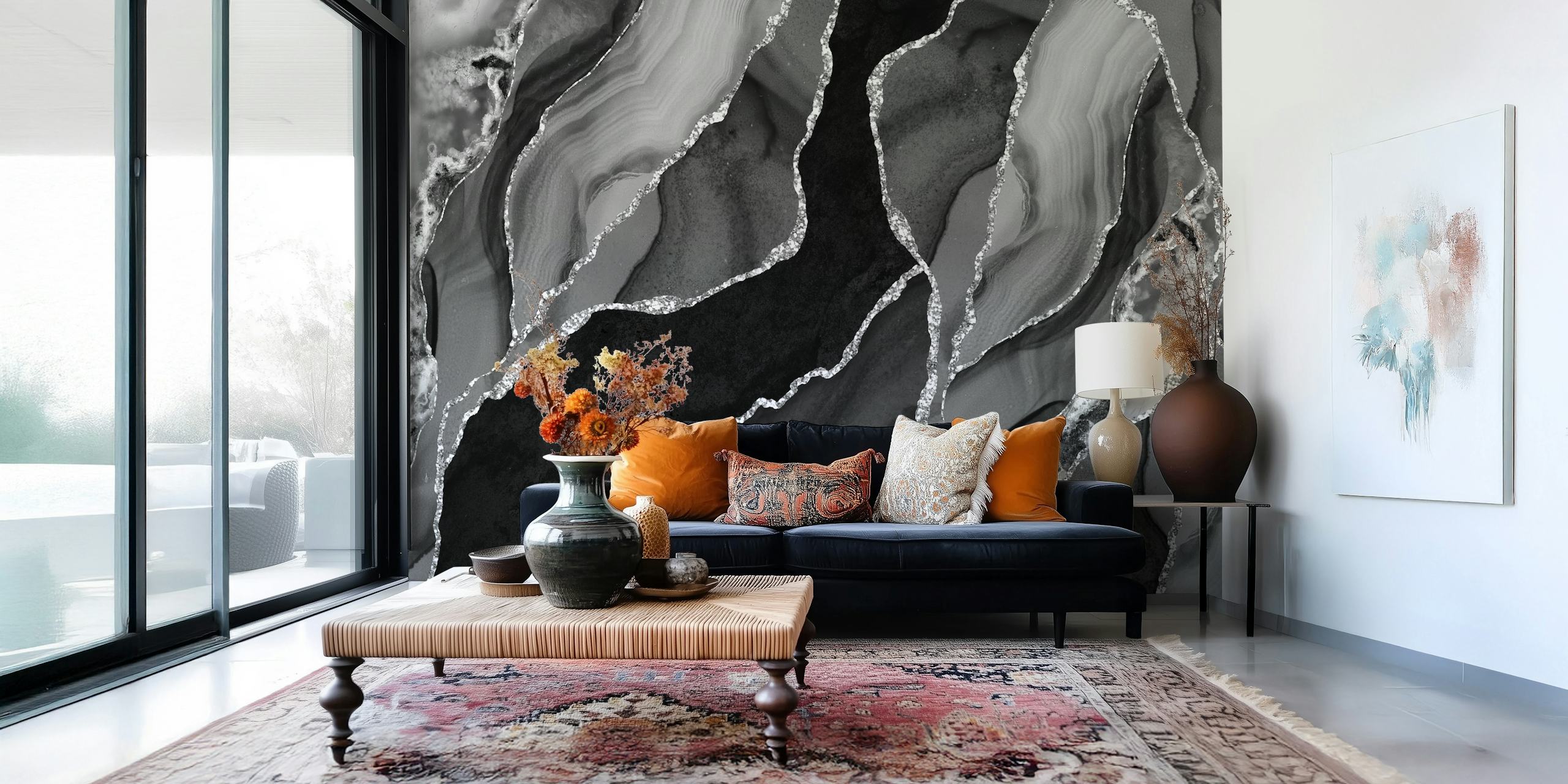 Vista ravvicinata di una lussuosa Black and Silver Marble wallpaper che aggiunge un tocco opulento alla stanza