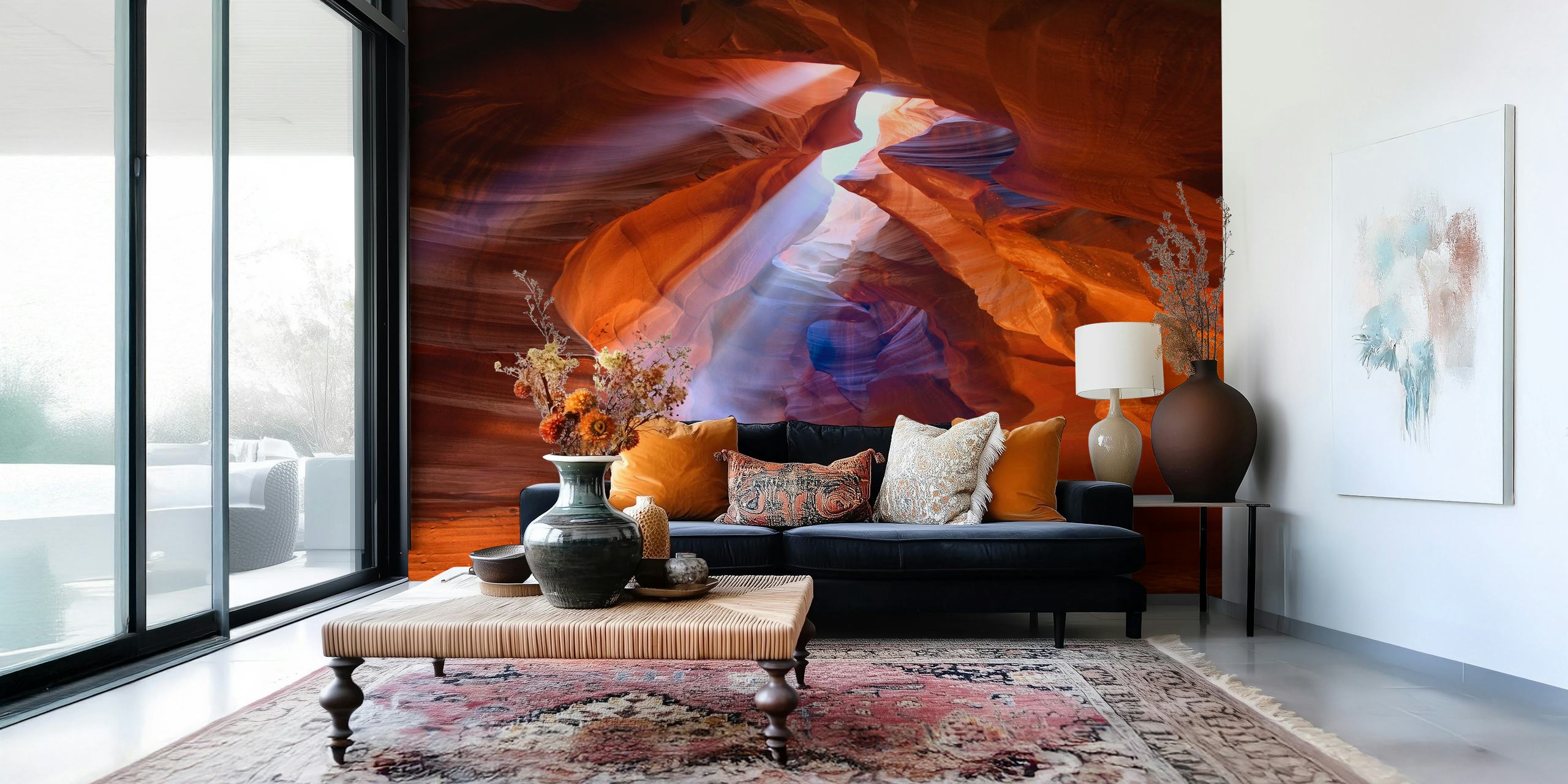 Solbelyst canyon vægmaleri med samspil af lys og skygge i varme jordfarver.