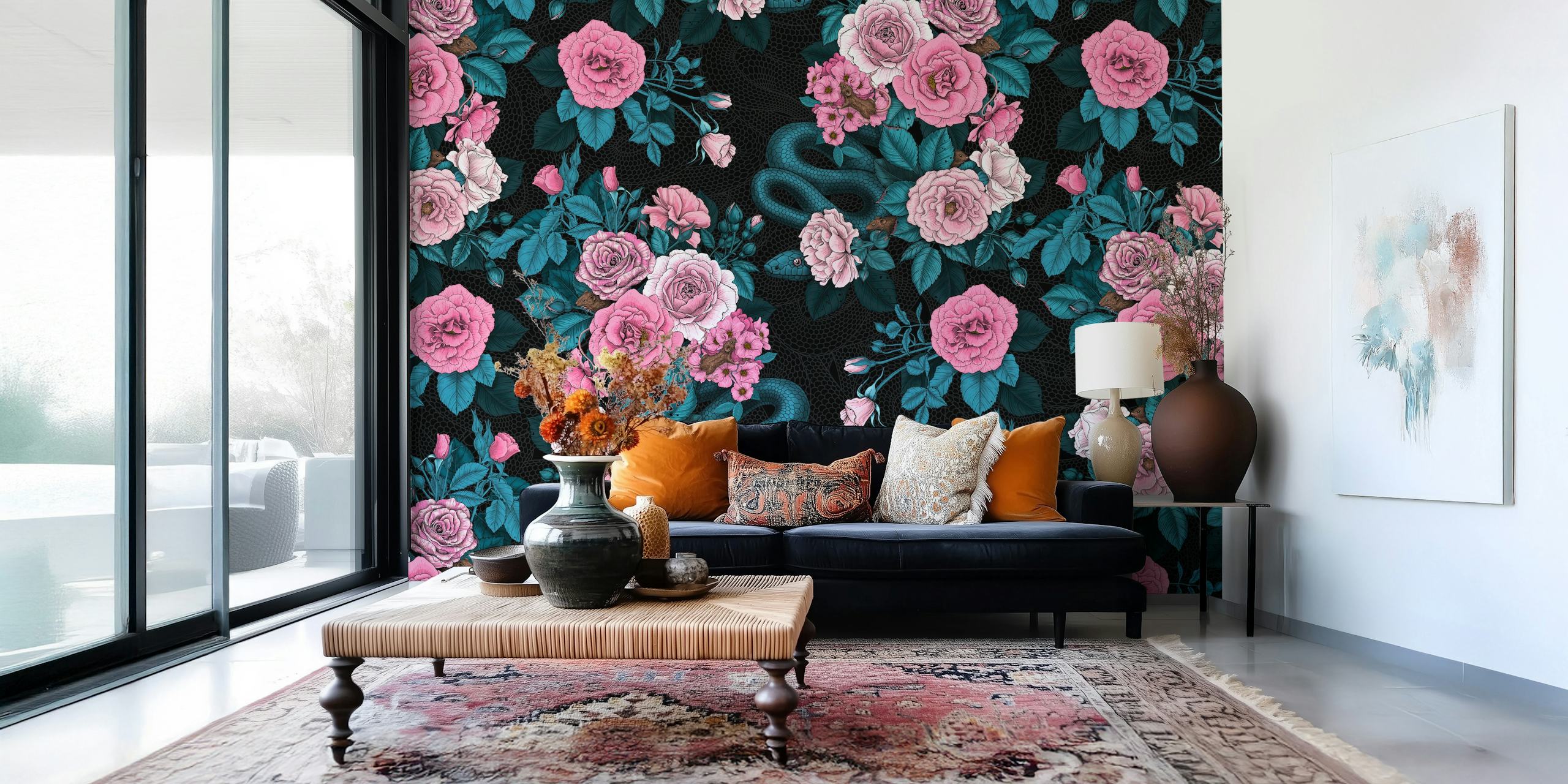 Um mural de parede com um cacho de rosas cor de rosa e vermelhas sobre um fundo escuro, criando uma atmosfera floral romântica.