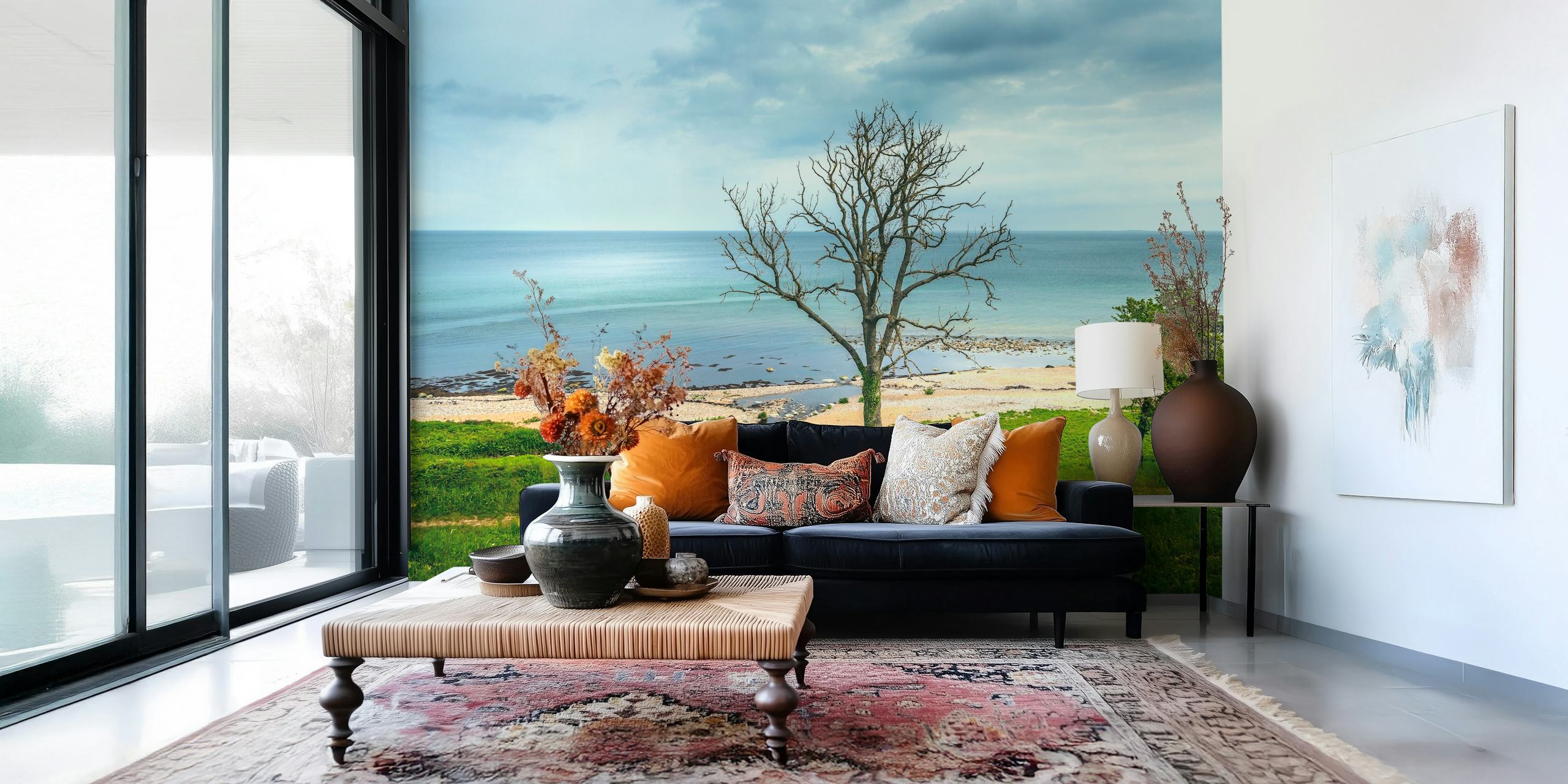 Luonnonkaunis näkymä Bornholmin saaren rannalle yksinäisen puun seinämaalauksella