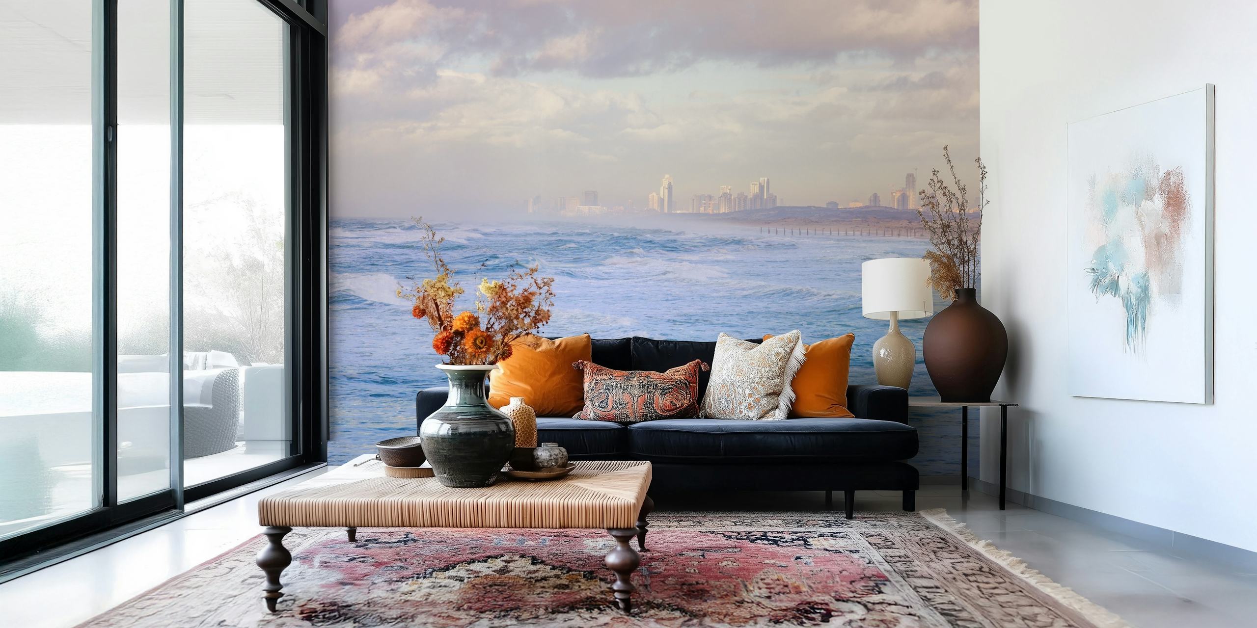 Bat-Yam Beach fotobehang met kalme zee en bewolkte lucht, geen mensen zichtbaar, skyline van de stad in de verte