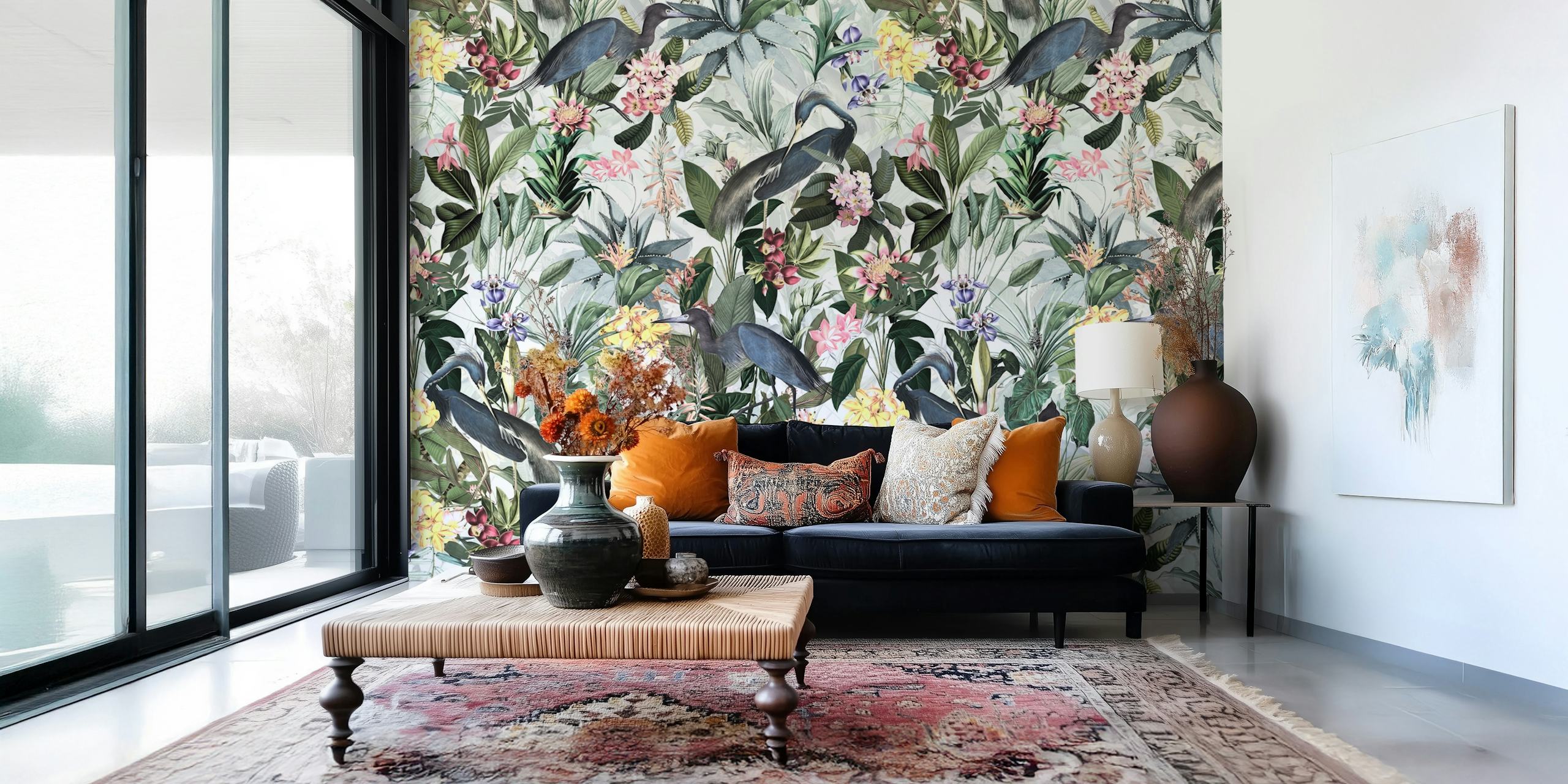 Papier peint floral avec hérons bleus, fleurs colorées, feuillage vert, style tropical