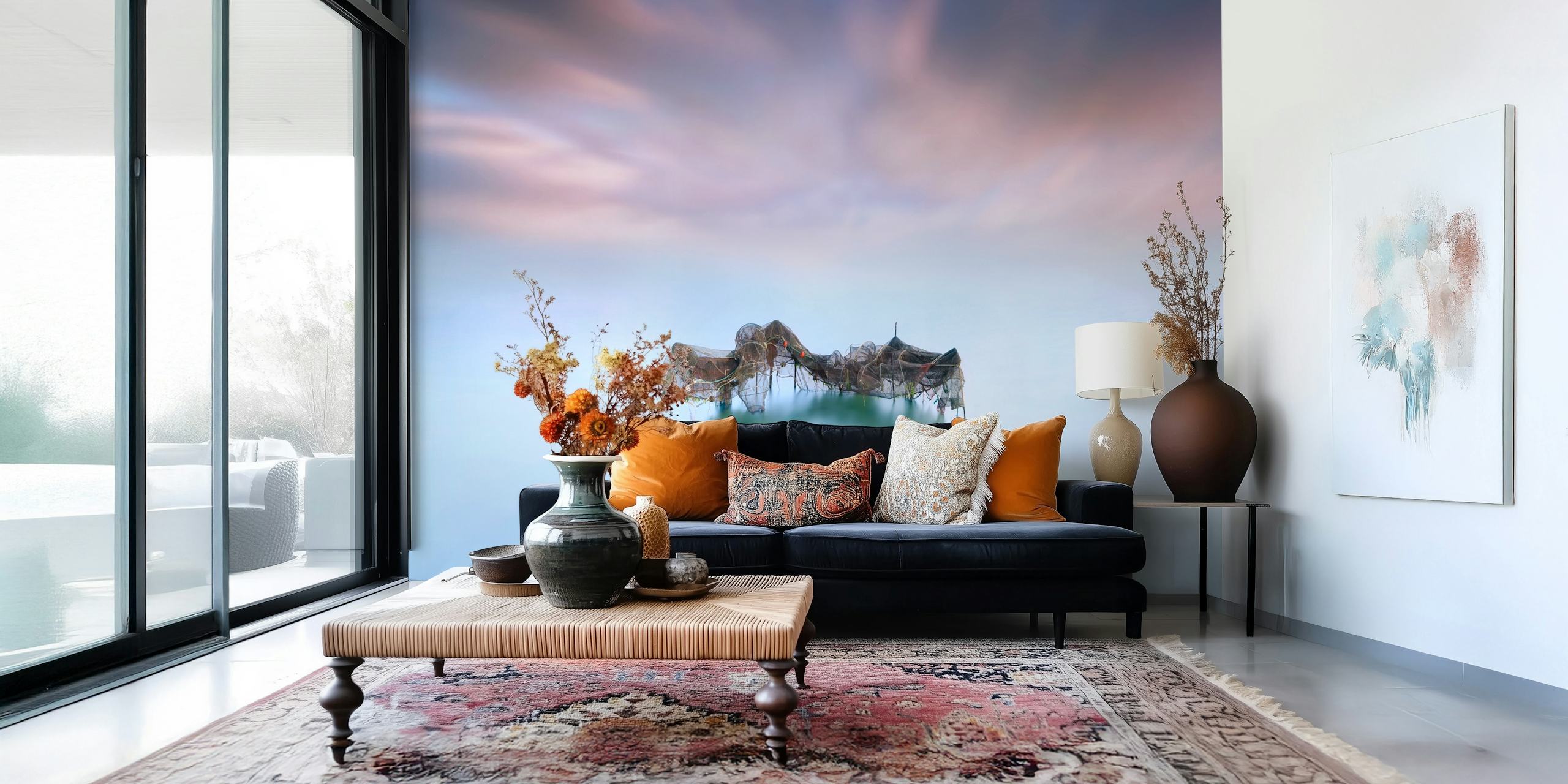 Etereo paesaggio acquatico nebbioso con struttura a rete da pesca